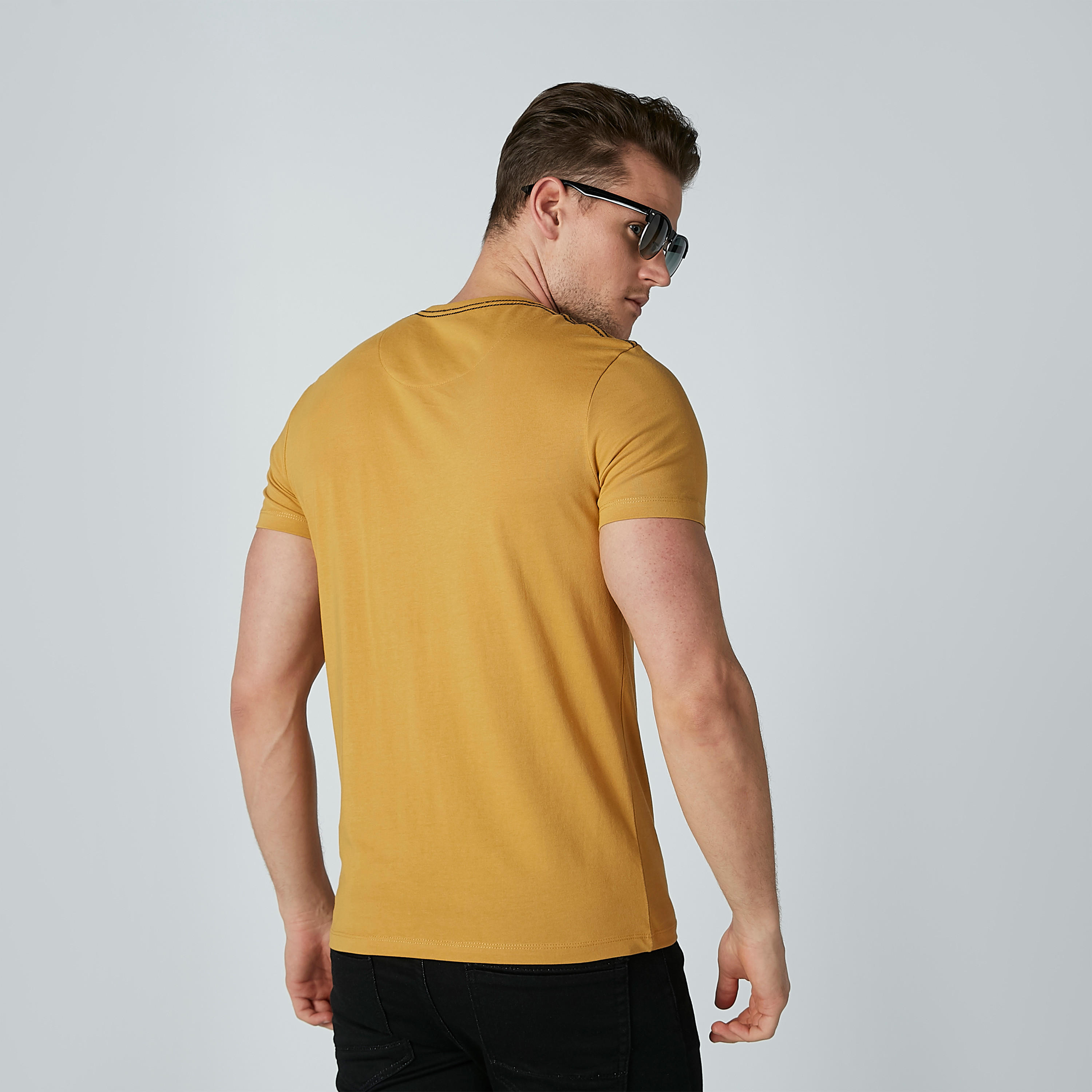 تيشيرت بأكمام قصيرة وياقة مستديرة وطبعات بيينج هيومان-men-clothing-tshirtsandpolos-tshirts-image-4