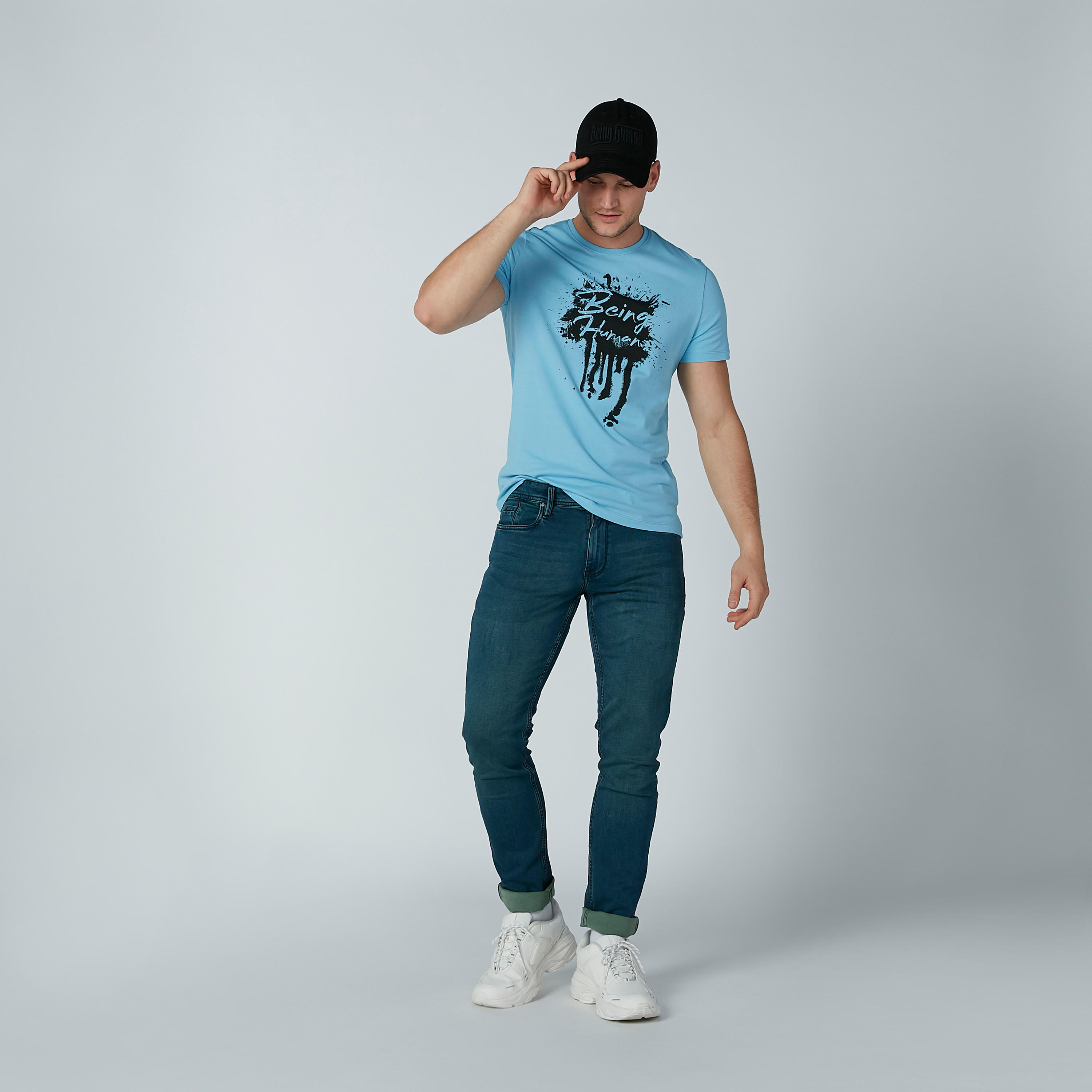 تيشيرت بياقة ضيقة وأكمام قصيرة وطبعات بيينج هيومان-men-clothing-tshirtsandpolos-tshirts-image-2