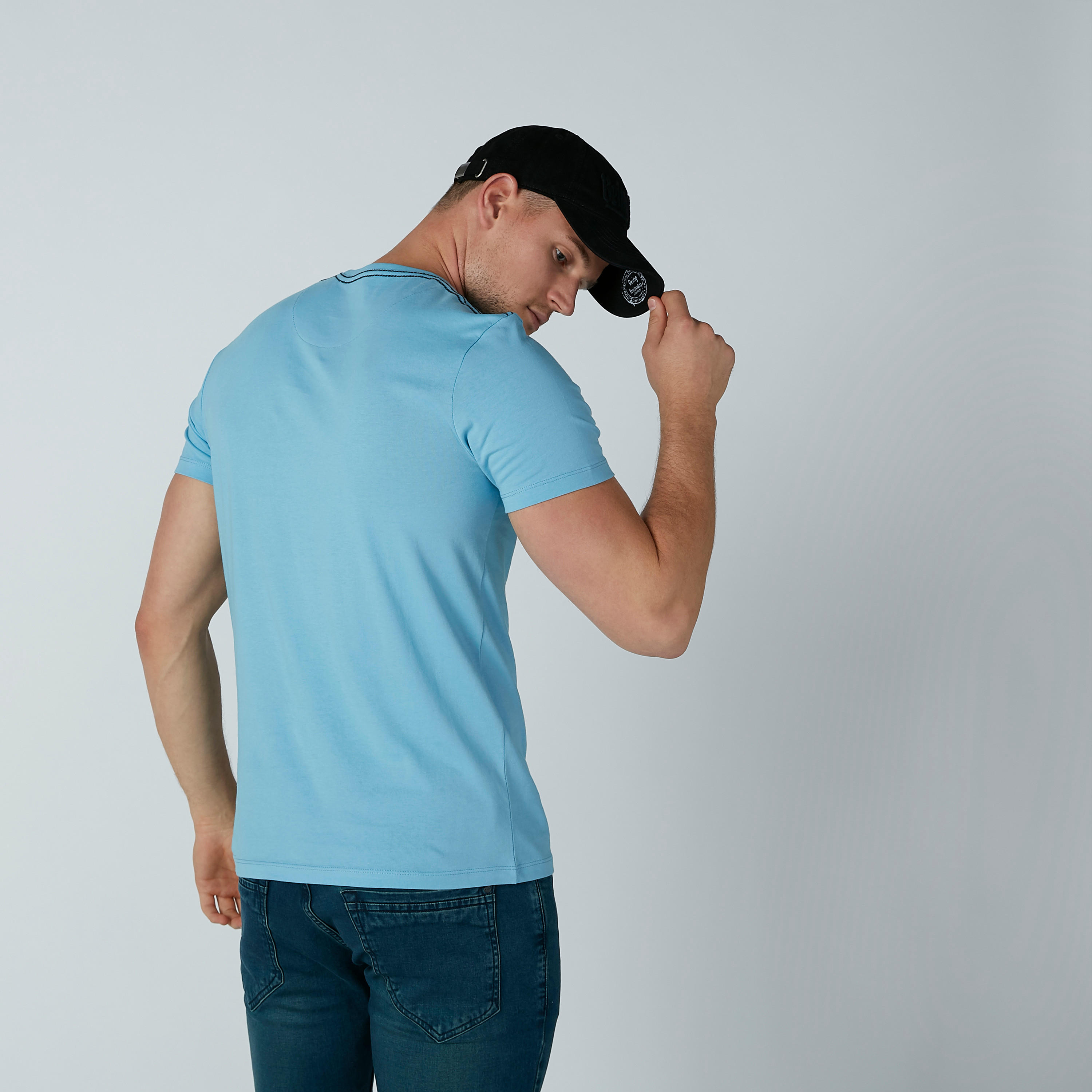 تيشيرت بياقة ضيقة وأكمام قصيرة وطبعات بيينج هيومان-men-clothing-tshirtsandpolos-tshirts-image-3