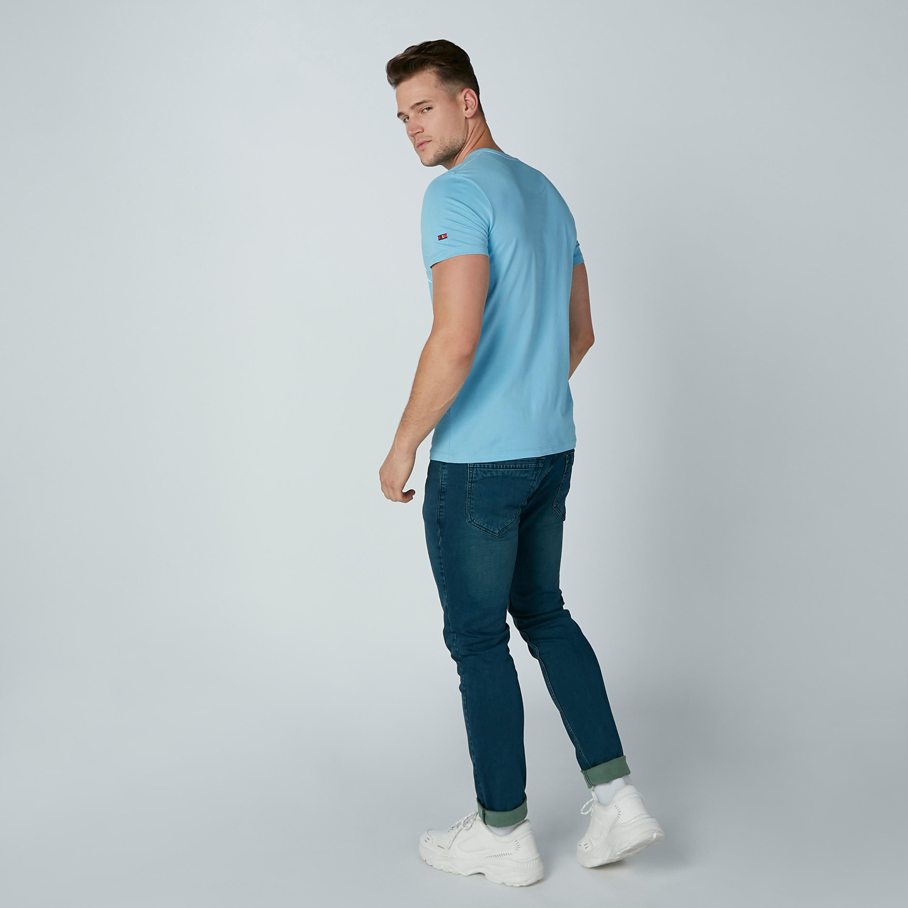 تيشيرت بياقة ضيقة وأكمام قصيرة وطبعات بيينج هيومان-men-clothing-tshirtsandpolos-tshirts-image-3