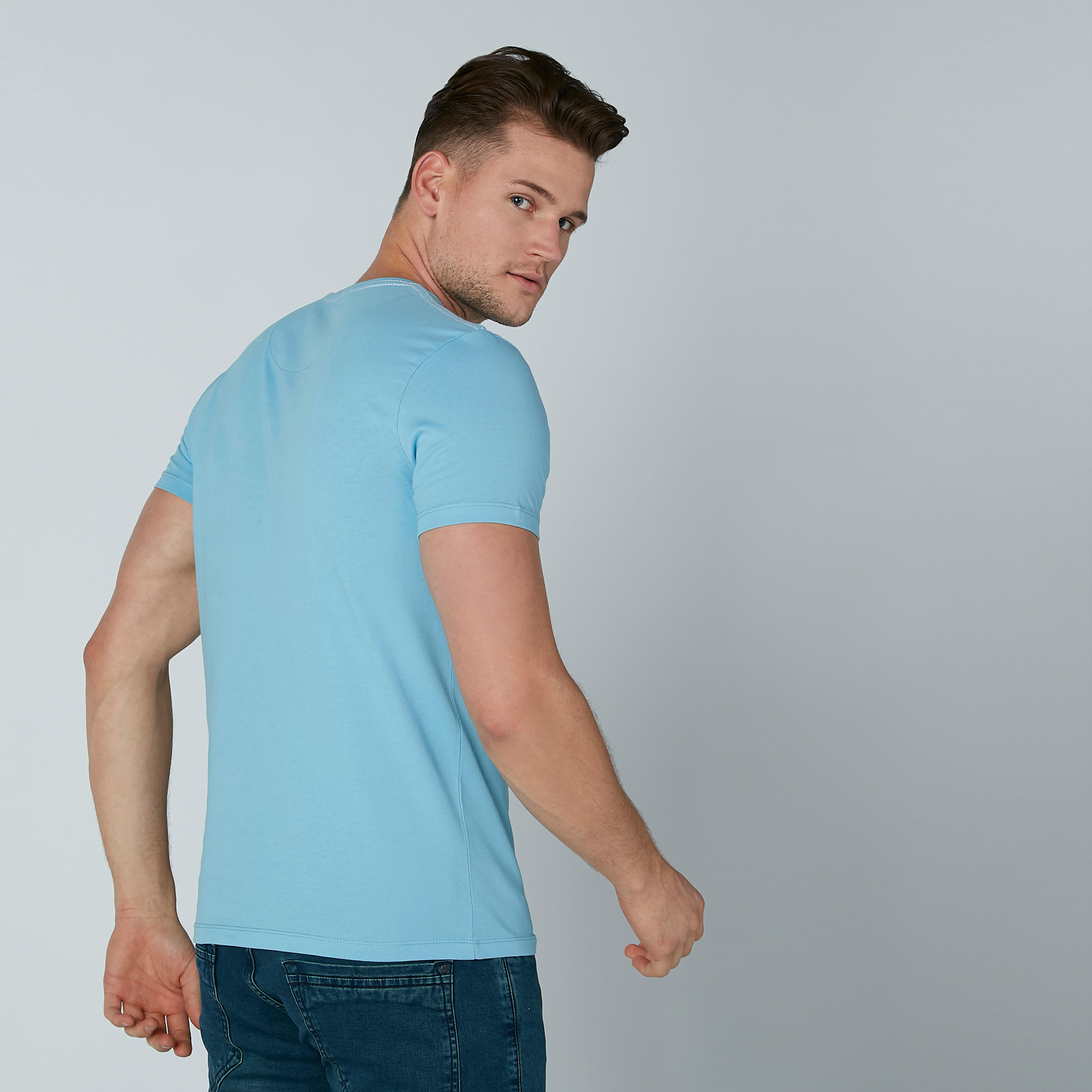 تيشيرت بياقة ضيقة وأكمام قصيرة وطبعات بيينج هيومان-men-clothing-tshirtsandpolos-tshirts-image-4