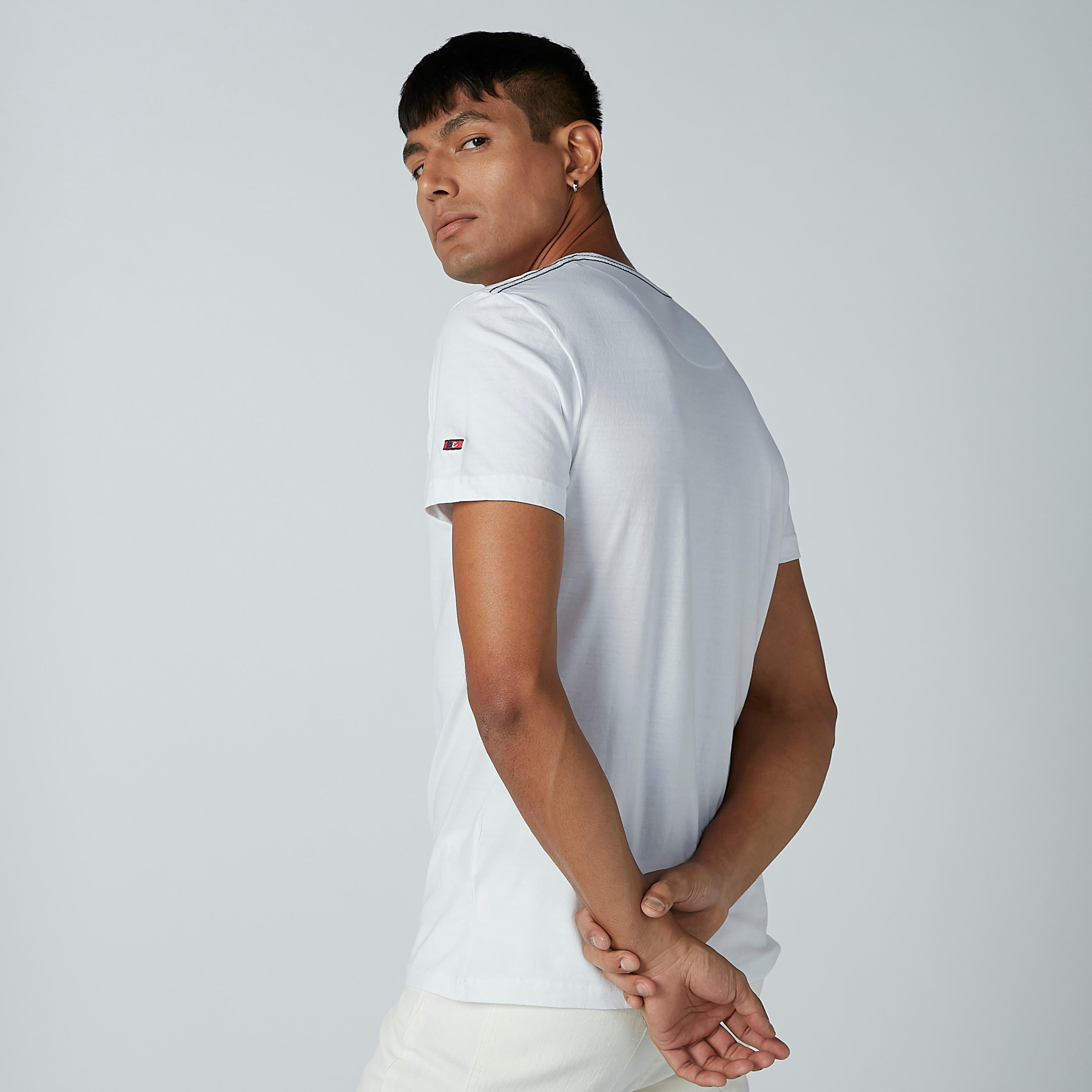 تيشيرت بياقة مستديرة وأكمام قصيرة وطبعات بيينج هيومان-men-clothing-tshirtsandpolos-tshirts-image-4