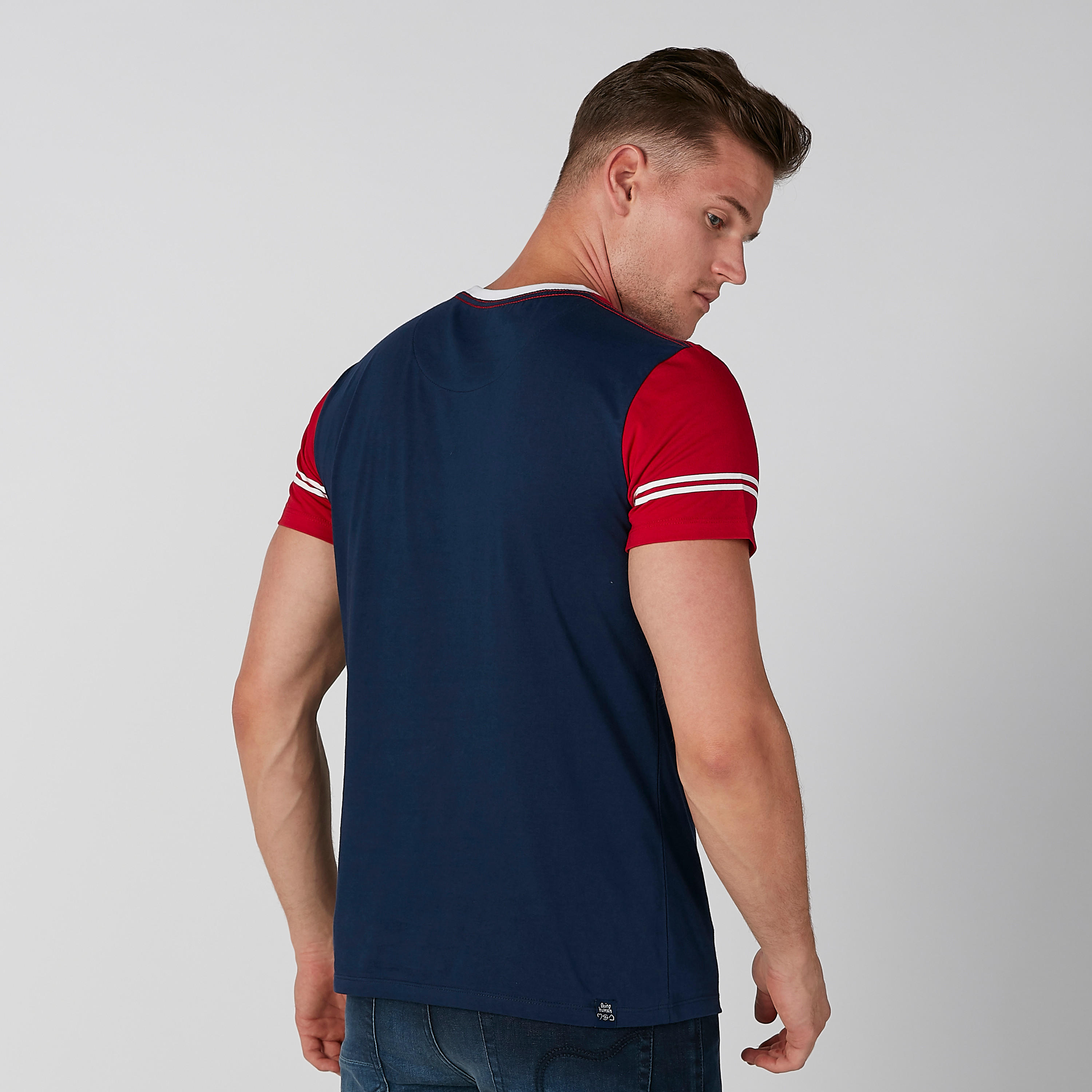 تيشيرت بياقة ضيّقة وأكمام قصيرة وطبعات بيينج هيومان-men-clothing-tshirtsandpolos-tshirts-image-2