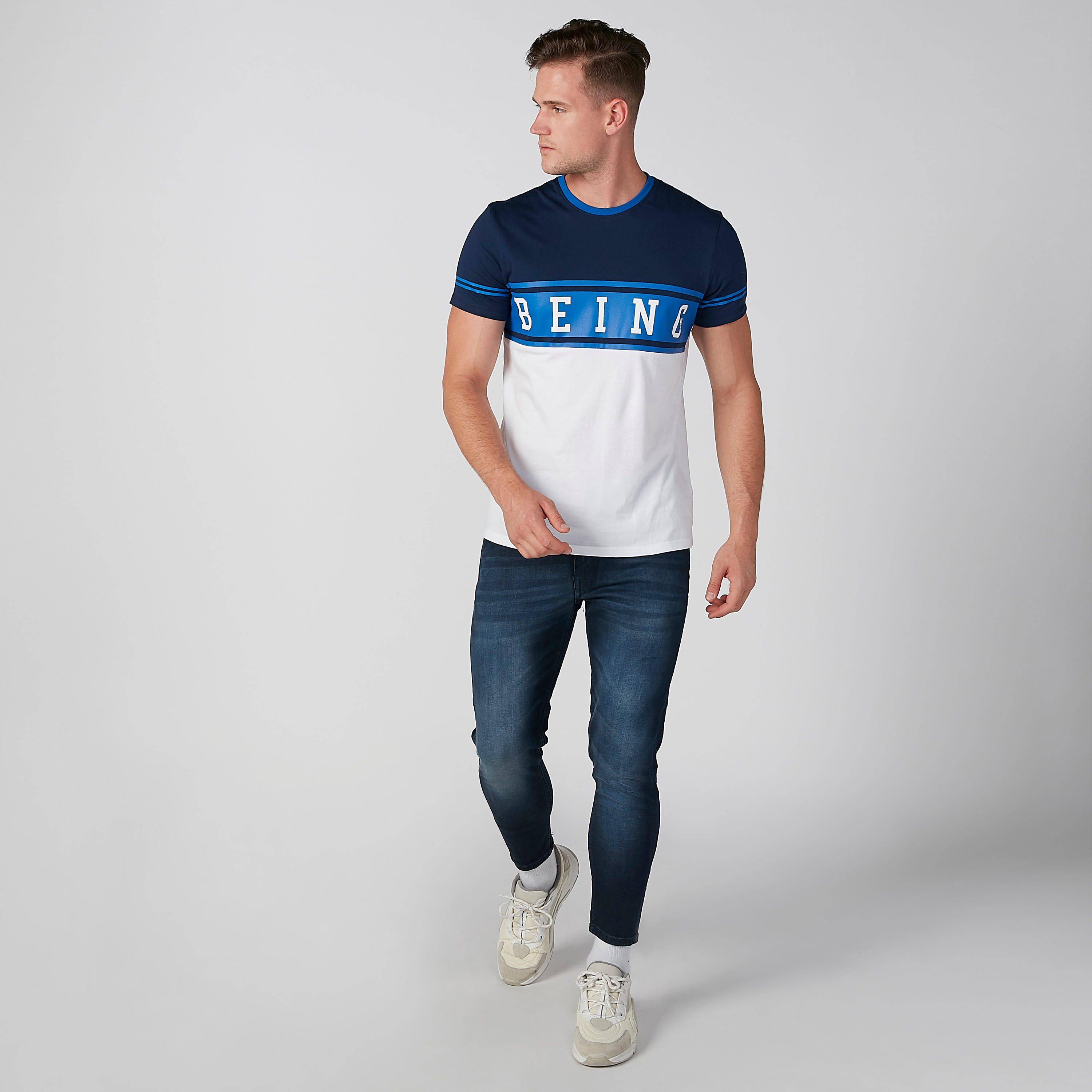 تيشيرت بياقة ضيّقة وأكمام قصيرة وطبعات بيينج هيومان-men-clothing-tshirtsandpolos-tshirts-image-1