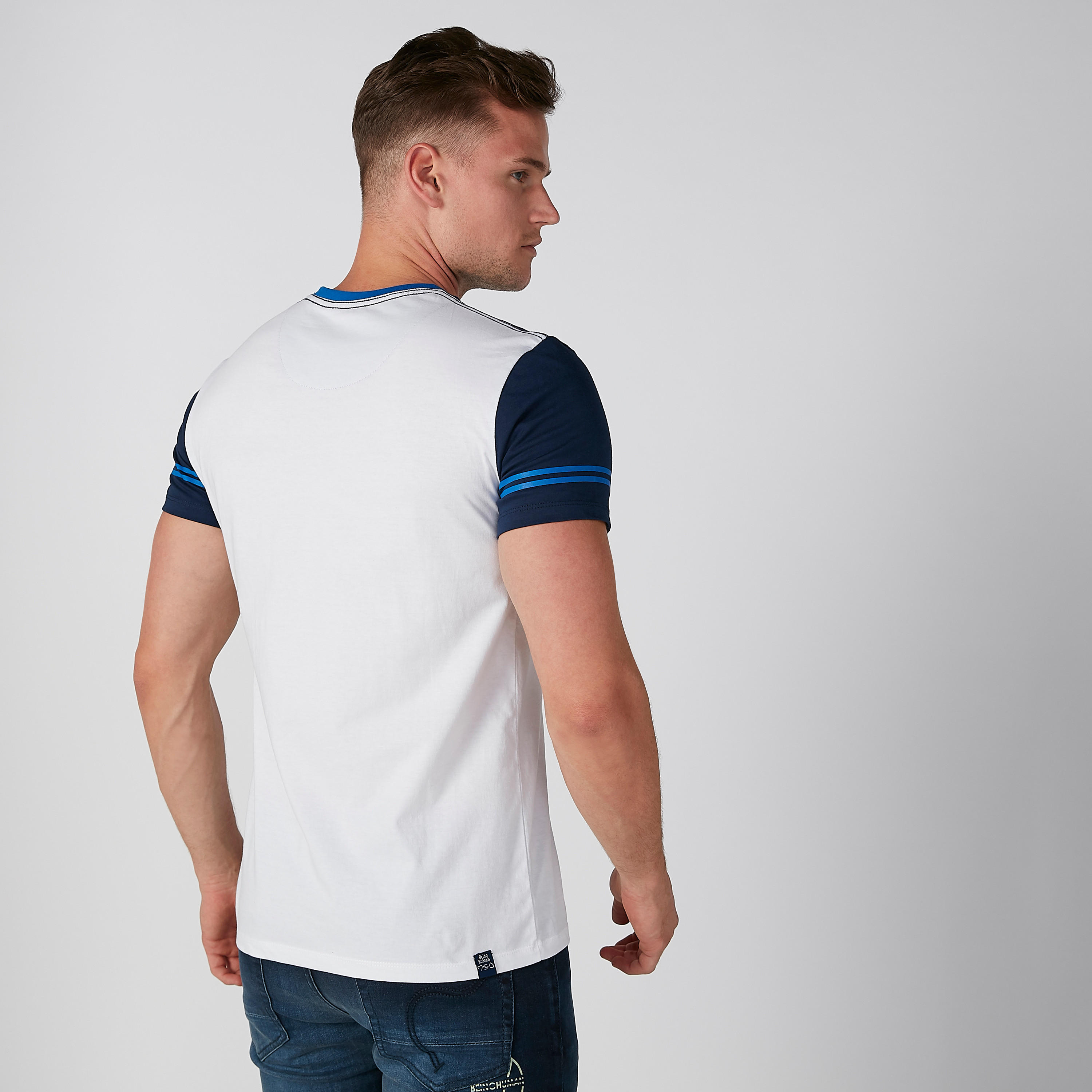 تيشيرت بياقة ضيّقة وأكمام قصيرة وطبعات بيينج هيومان-men-clothing-tshirtsandpolos-tshirts-image-2