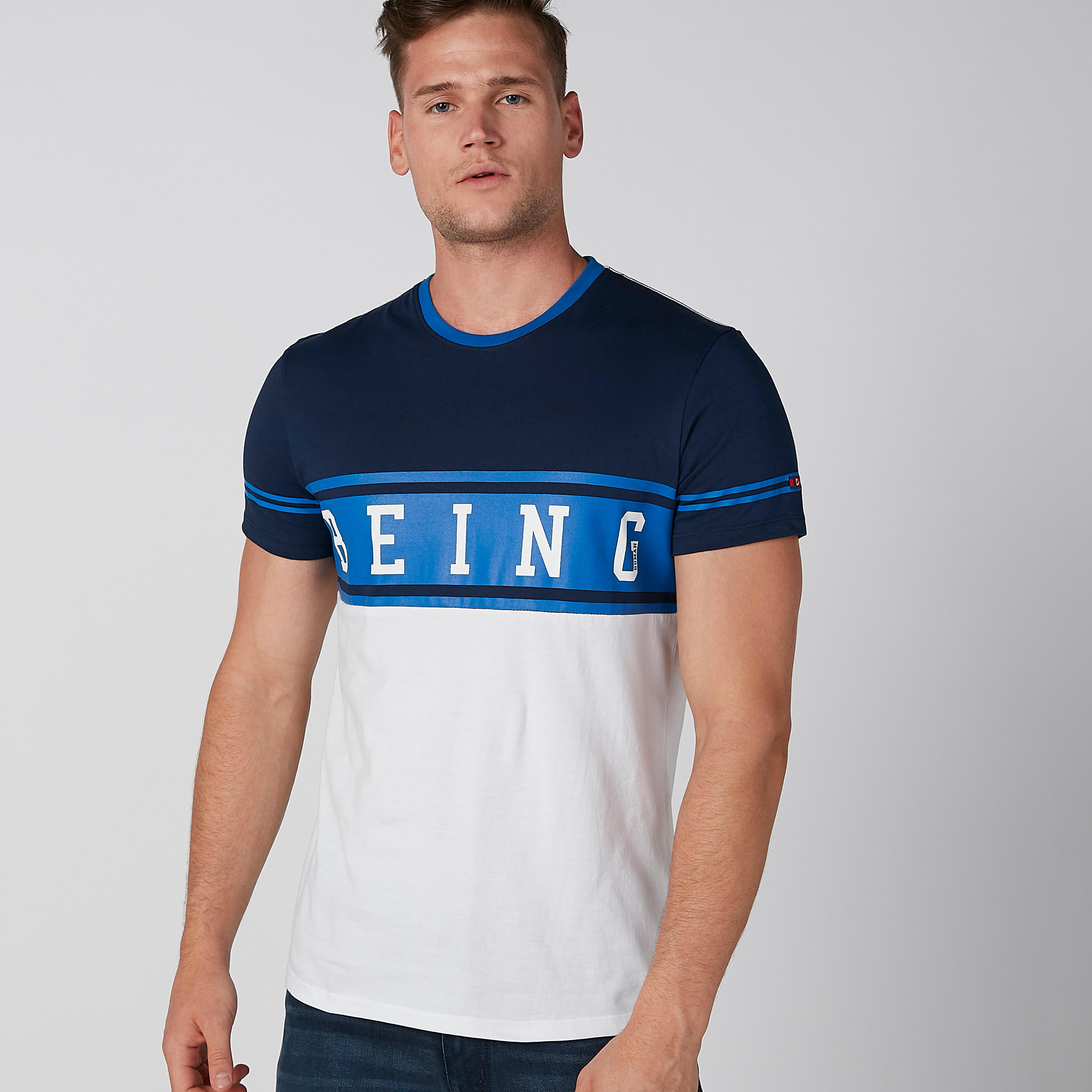 تيشيرت بياقة ضيّقة وأكمام قصيرة وطبعات بيينج هيومان-men-clothing-tshirtsandpolos-tshirts-image-3