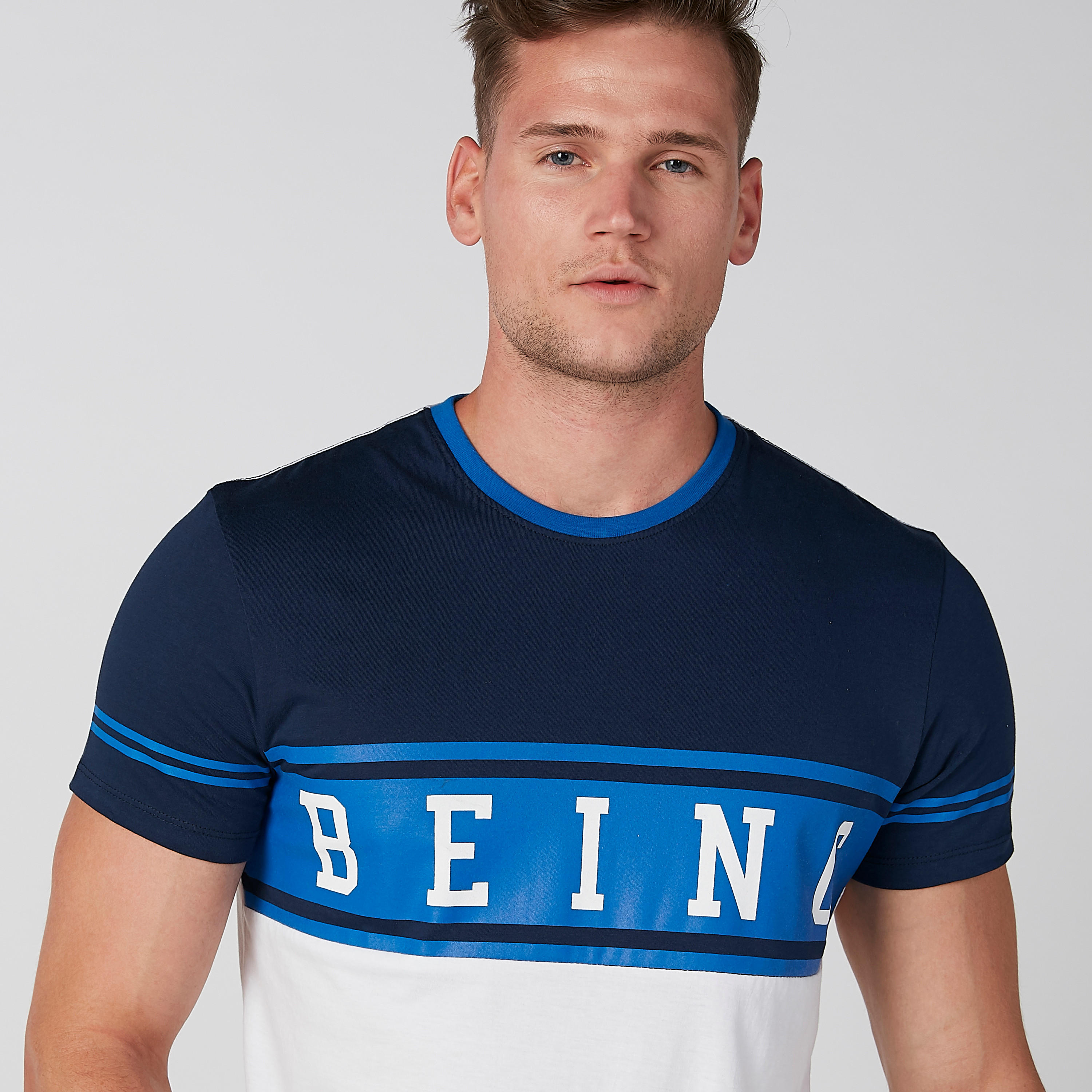 تيشيرت بياقة ضيّقة وأكمام قصيرة وطبعات بيينج هيومان-men-clothing-tshirtsandpolos-tshirts-image-4