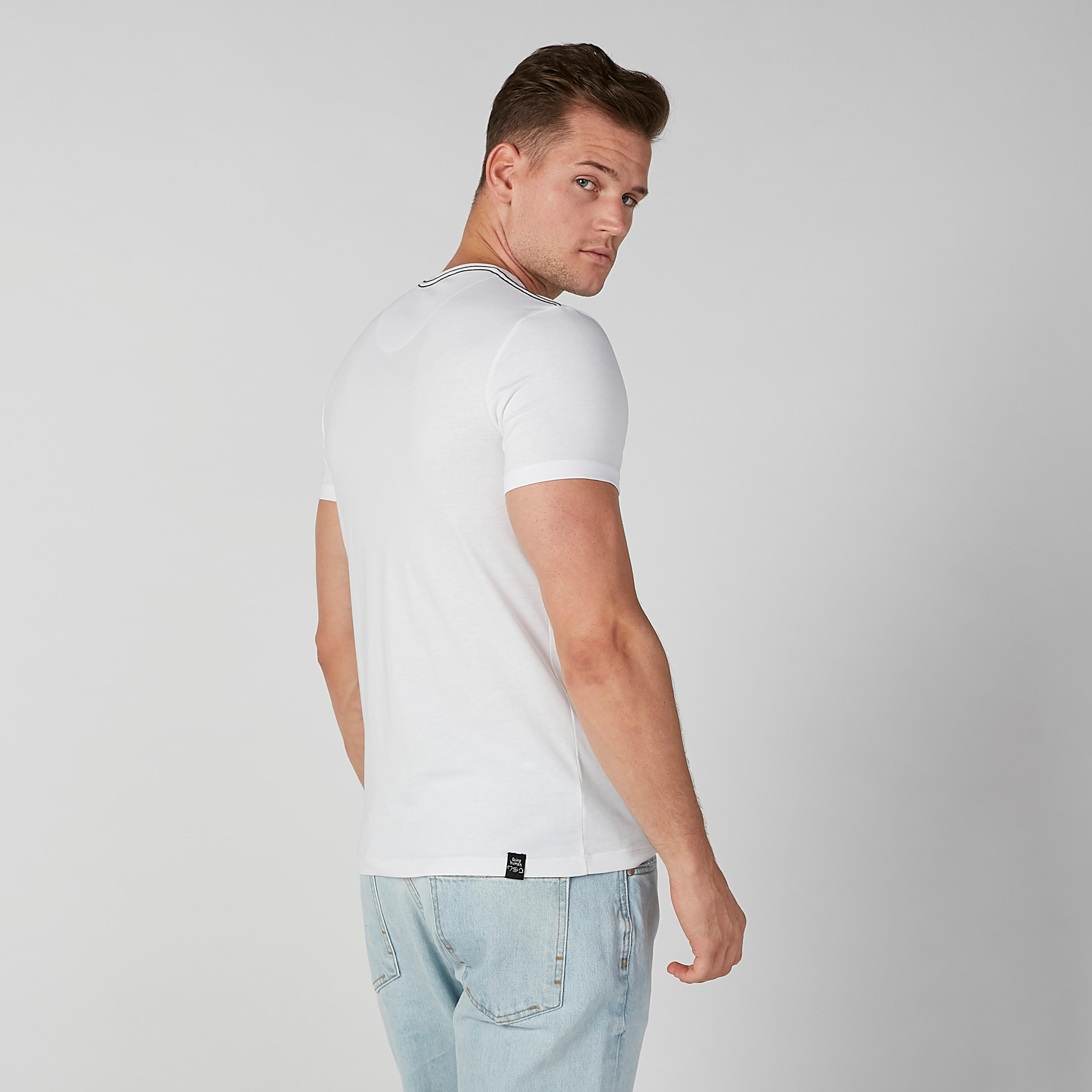تيشيرت بياقة مستديرة وأكمام قصيرة وطبعات بيينج هيومان-men-clothing-tshirtsandpolos-tshirts-image-4