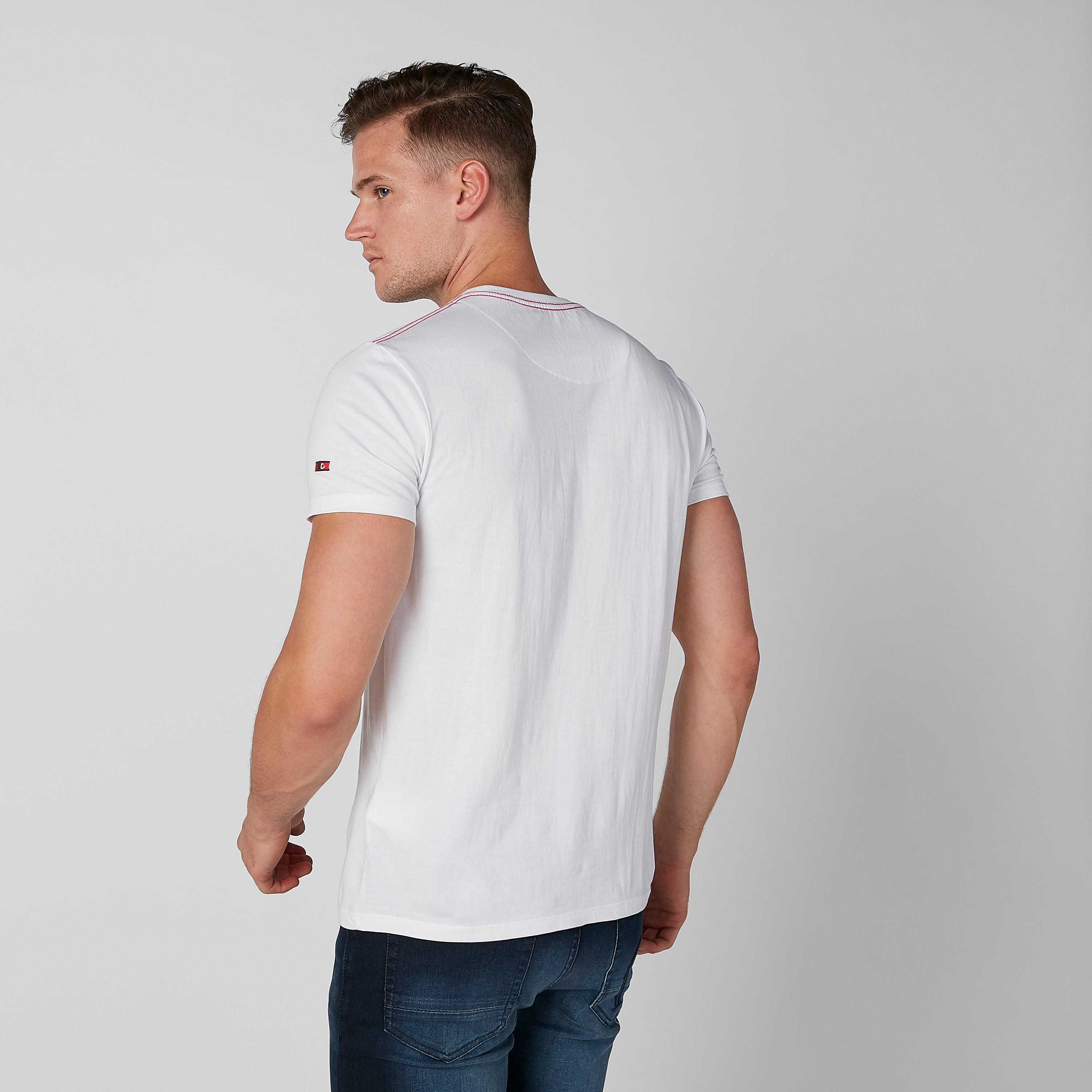 تيشيرت بياقة ضيّقة وأكمام قصيرة وطبعات بيينج هيومان-men-clothing-tshirtsandpolos-tshirts-image-2