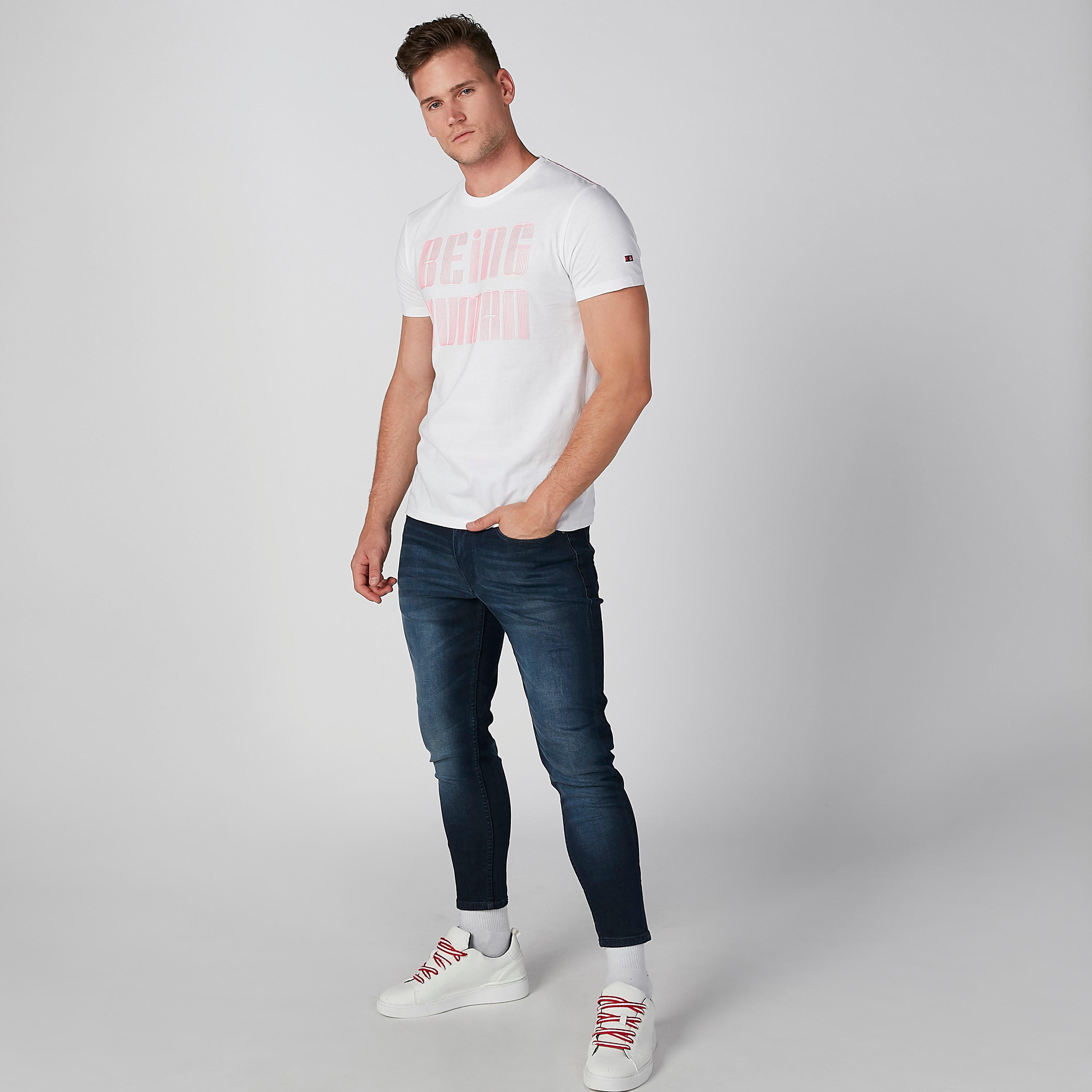 تيشيرت بياقة ضيّقة وأكمام قصيرة وطبعات بيينج هيومان-men-clothing-tshirtsandpolos-tshirts-image-3