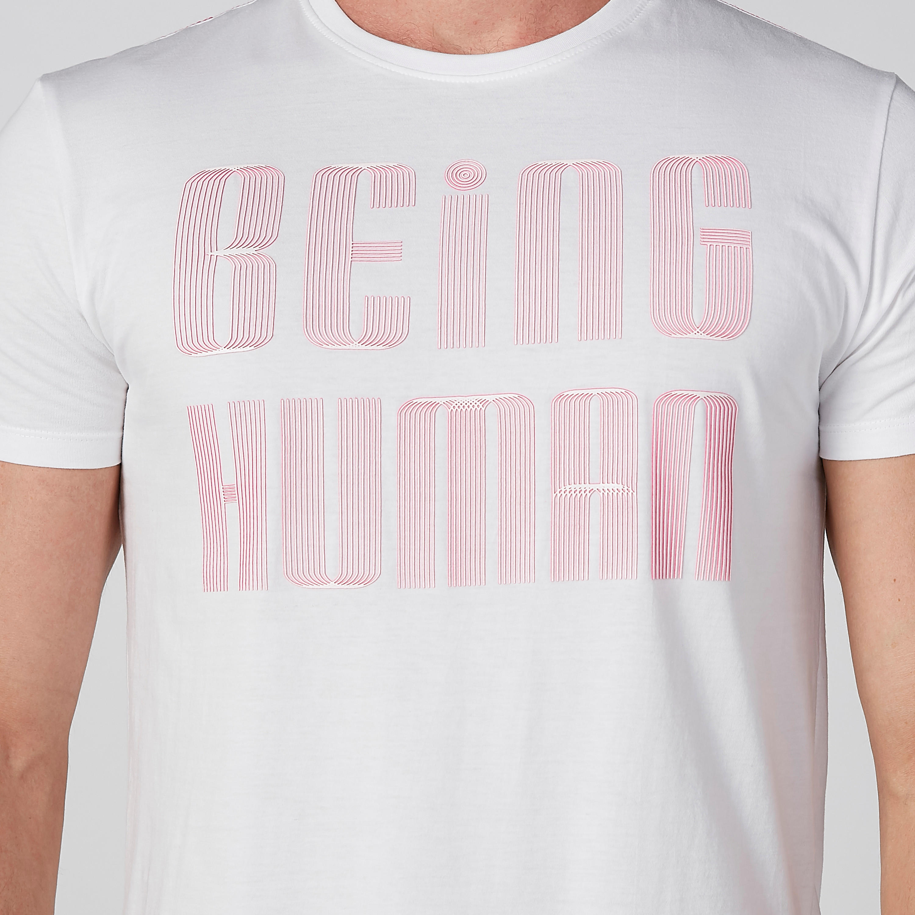 تيشيرت بياقة ضيّقة وأكمام قصيرة وطبعات بيينج هيومان-men-clothing-tshirtsandpolos-tshirts-image-4