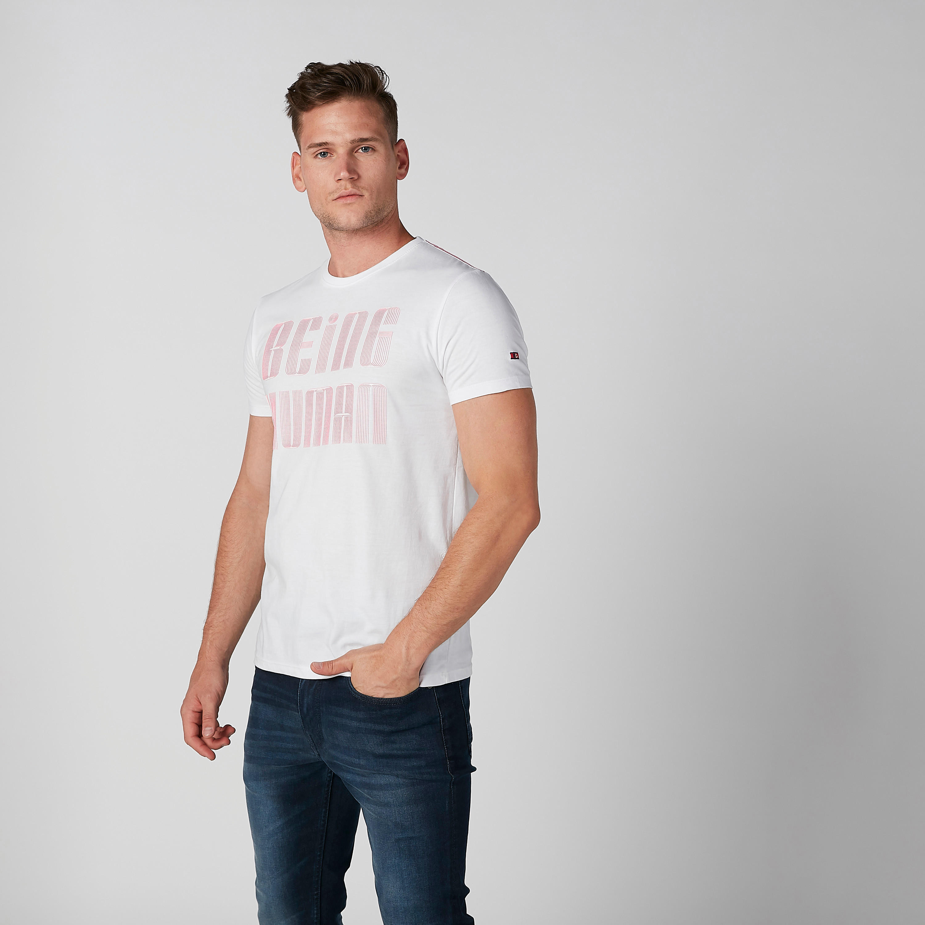 تيشيرت بياقة ضيّقة وأكمام قصيرة وطبعات بيينج هيومان-men-clothing-tshirtsandpolos-tshirts-image-5