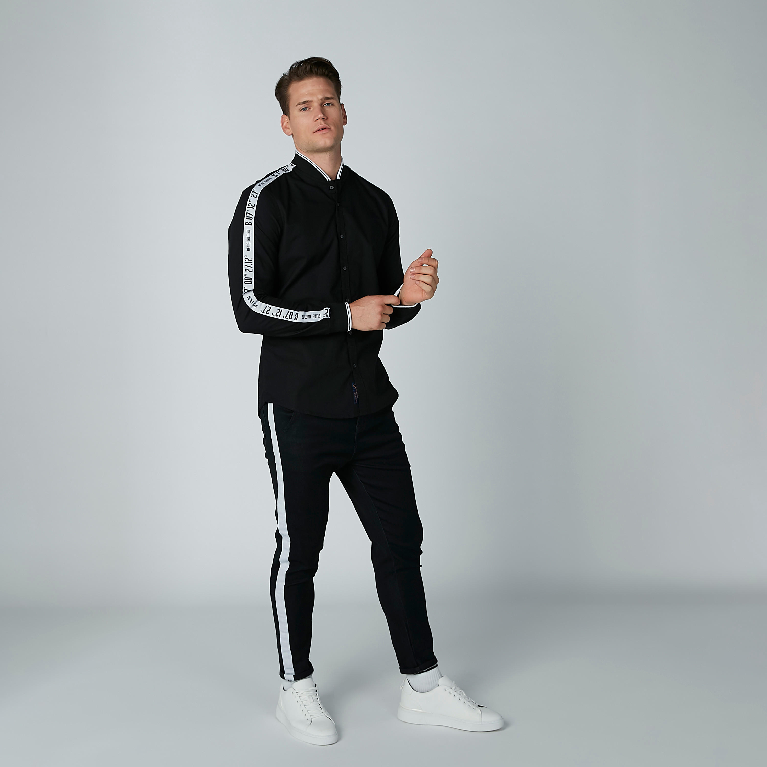 تيشيرت بياقة ماندارين وأكمام طويلة وطبعات بيينج هيومان-men-clothing-shirts-image-1