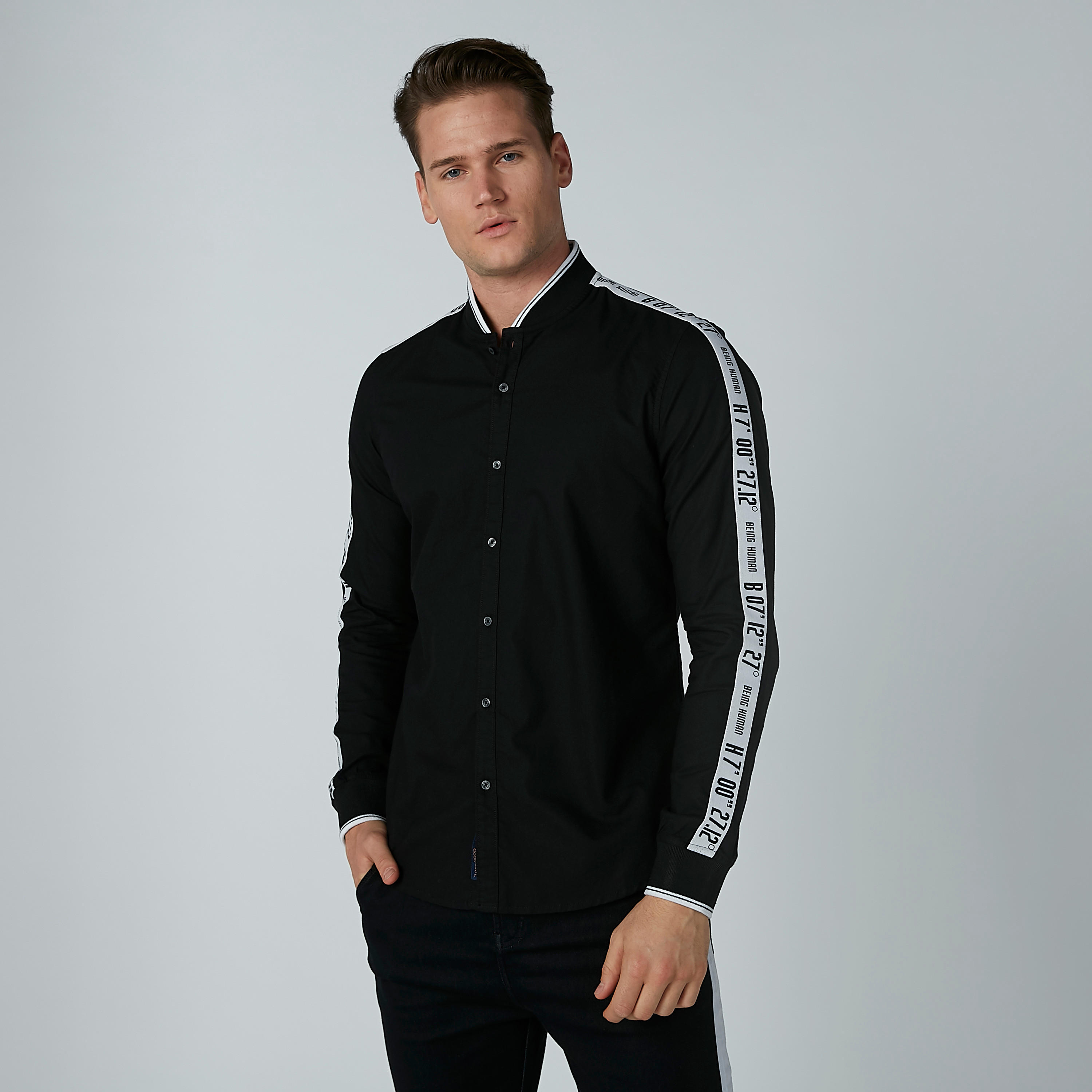تيشيرت بياقة ماندارين وأكمام طويلة وطبعات بيينج هيومان-men-clothing-shirts-image-2