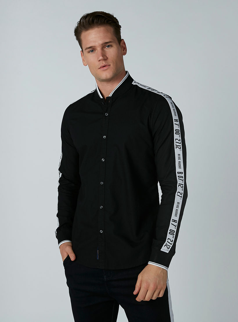 تيشيرت بياقة ماندارين وأكمام طويلة وطبعات بيينج هيومان-men-clothing-shirts-image-2