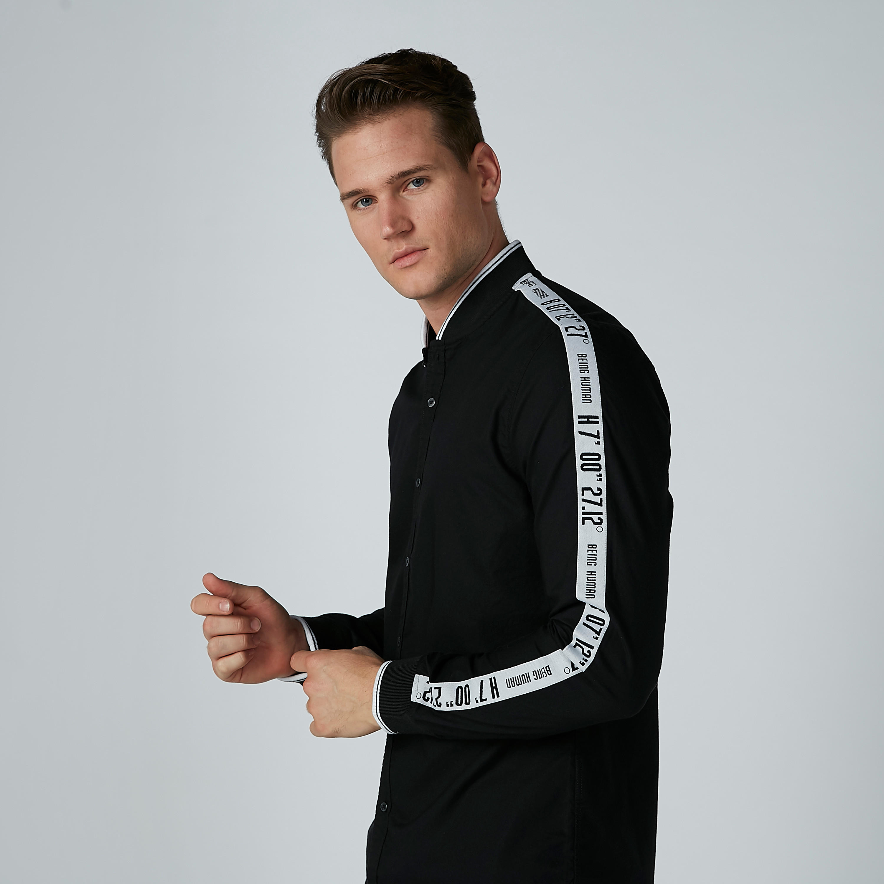 تيشيرت بياقة ماندارين وأكمام طويلة وطبعات بيينج هيومان-men-clothing-shirts-image-3