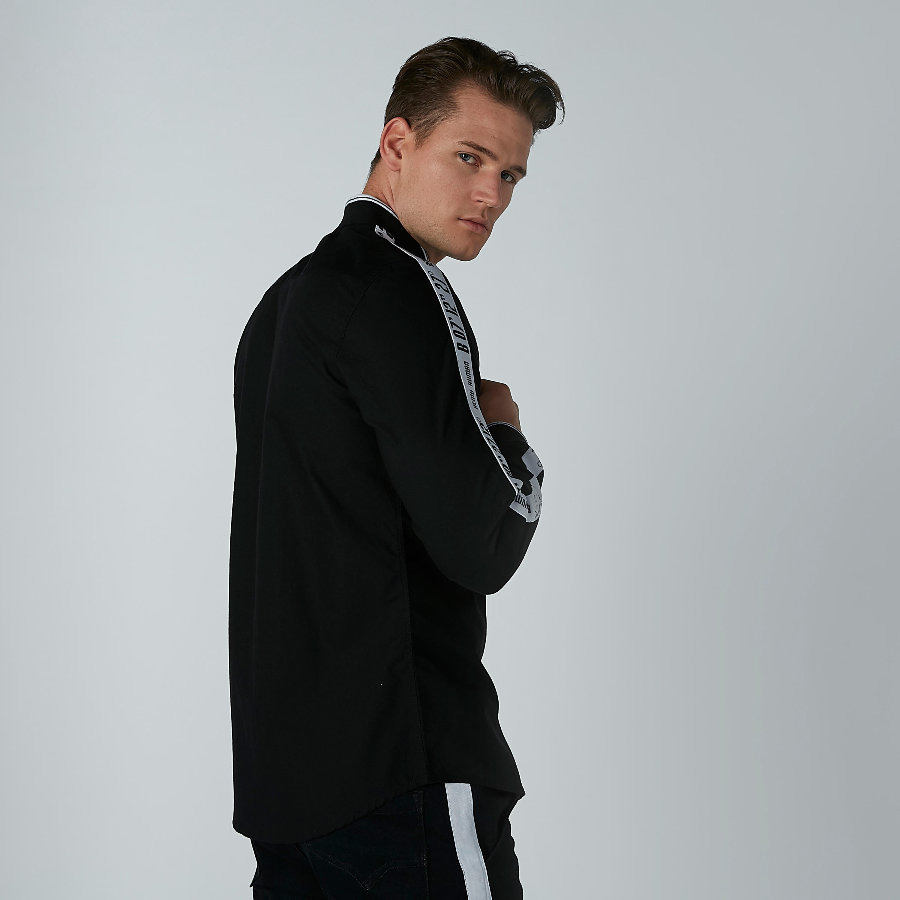 تيشيرت بياقة ماندارين وأكمام طويلة وطبعات بيينج هيومان-men-clothing-shirts-image-4