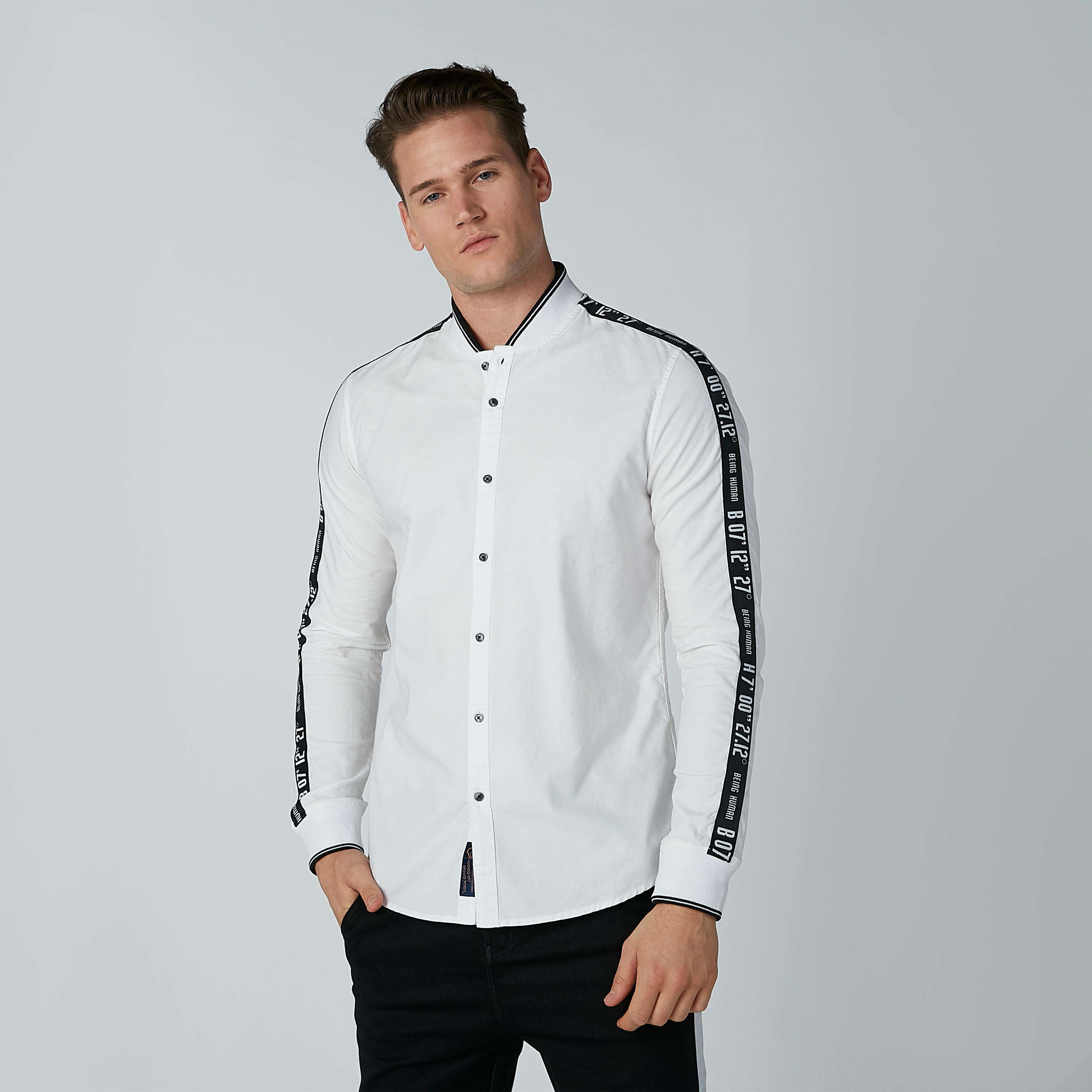 تيشيرت بياقة ماندارين وأكمام طويلة وطبعات بيينج هيومان-men-clothing-shirts-image-1
