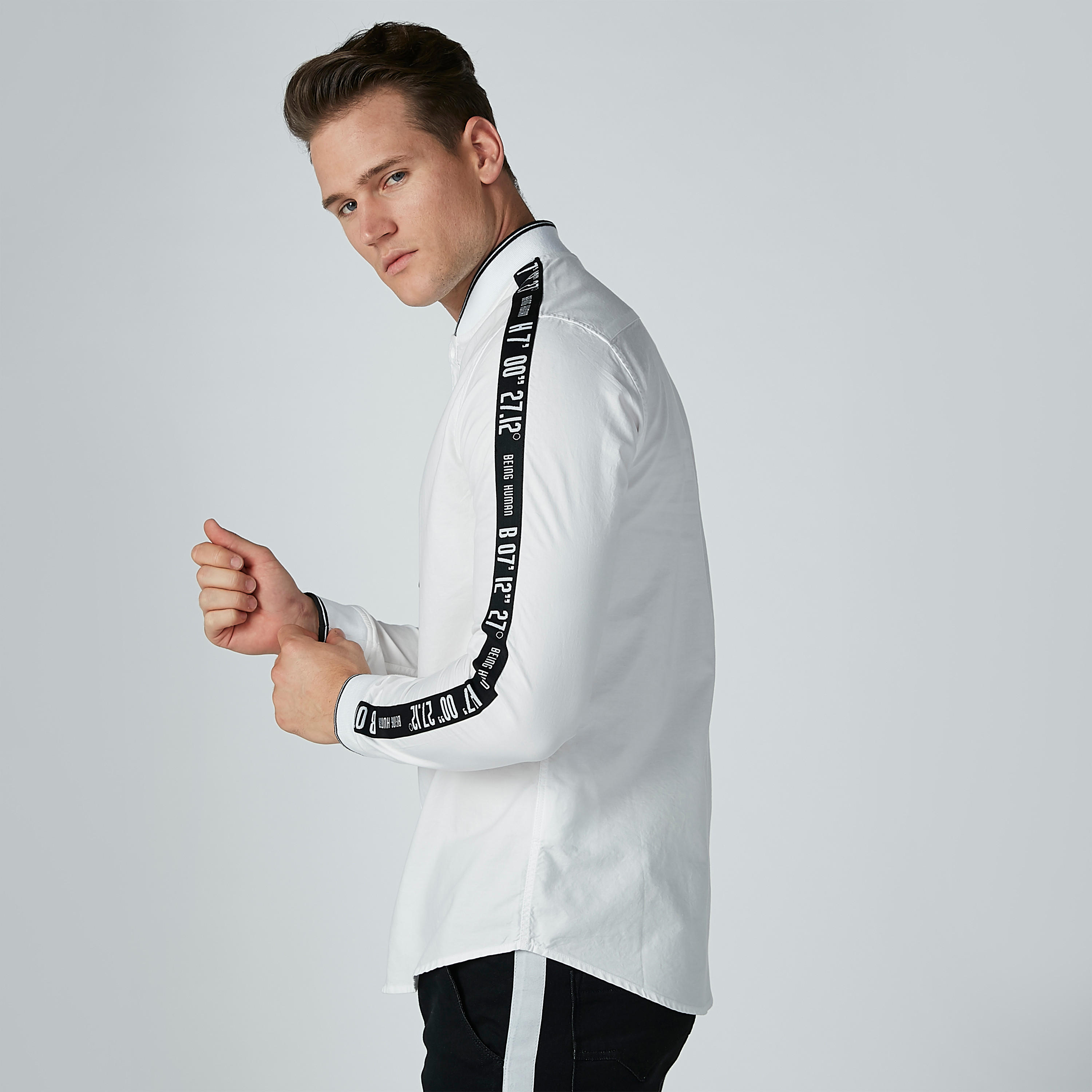 تيشيرت بياقة ماندارين وأكمام طويلة وطبعات بيينج هيومان-men-clothing-shirts-image-2