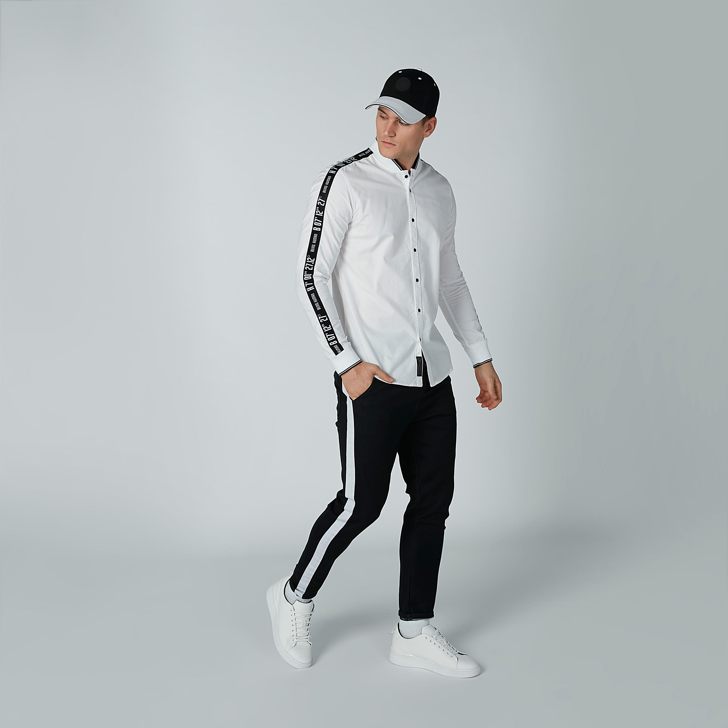 تيشيرت بياقة ماندارين وأكمام طويلة وطبعات بيينج هيومان-men-clothing-shirts-image-3