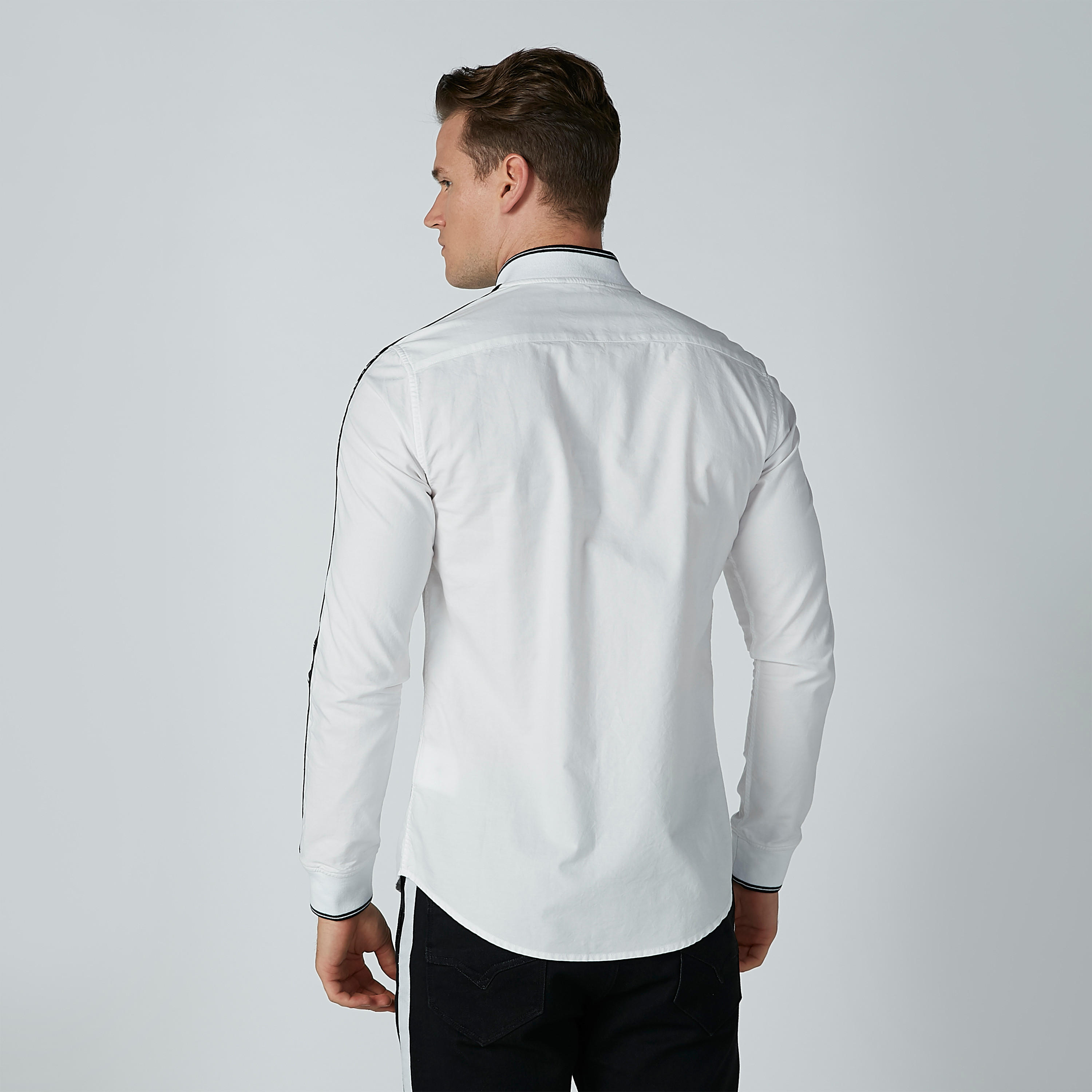 تيشيرت بياقة ماندارين وأكمام طويلة وطبعات بيينج هيومان-men-clothing-shirts-image-4