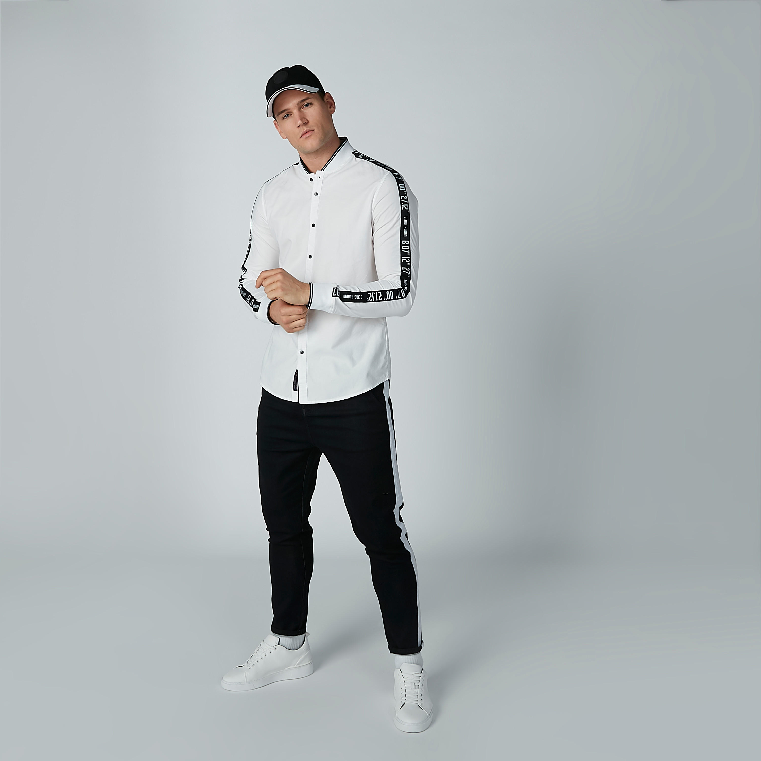 تيشيرت بياقة ماندارين وأكمام طويلة وطبعات بيينج هيومان-men-clothing-shirts-image-5