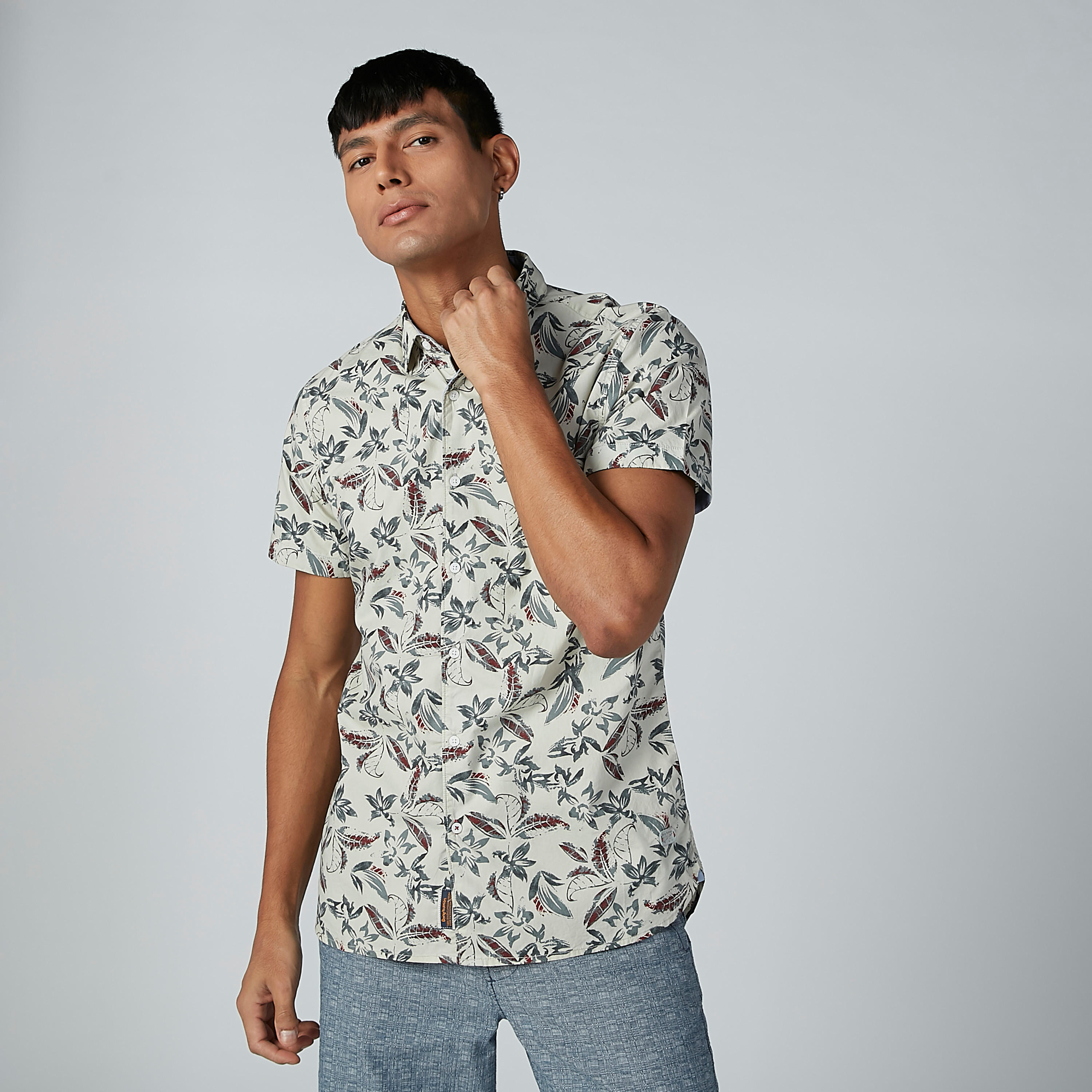 قميص بنقش مطبوع وأكماما قصيرة من بيينج هيومان-men-clothing-shirts-image-1