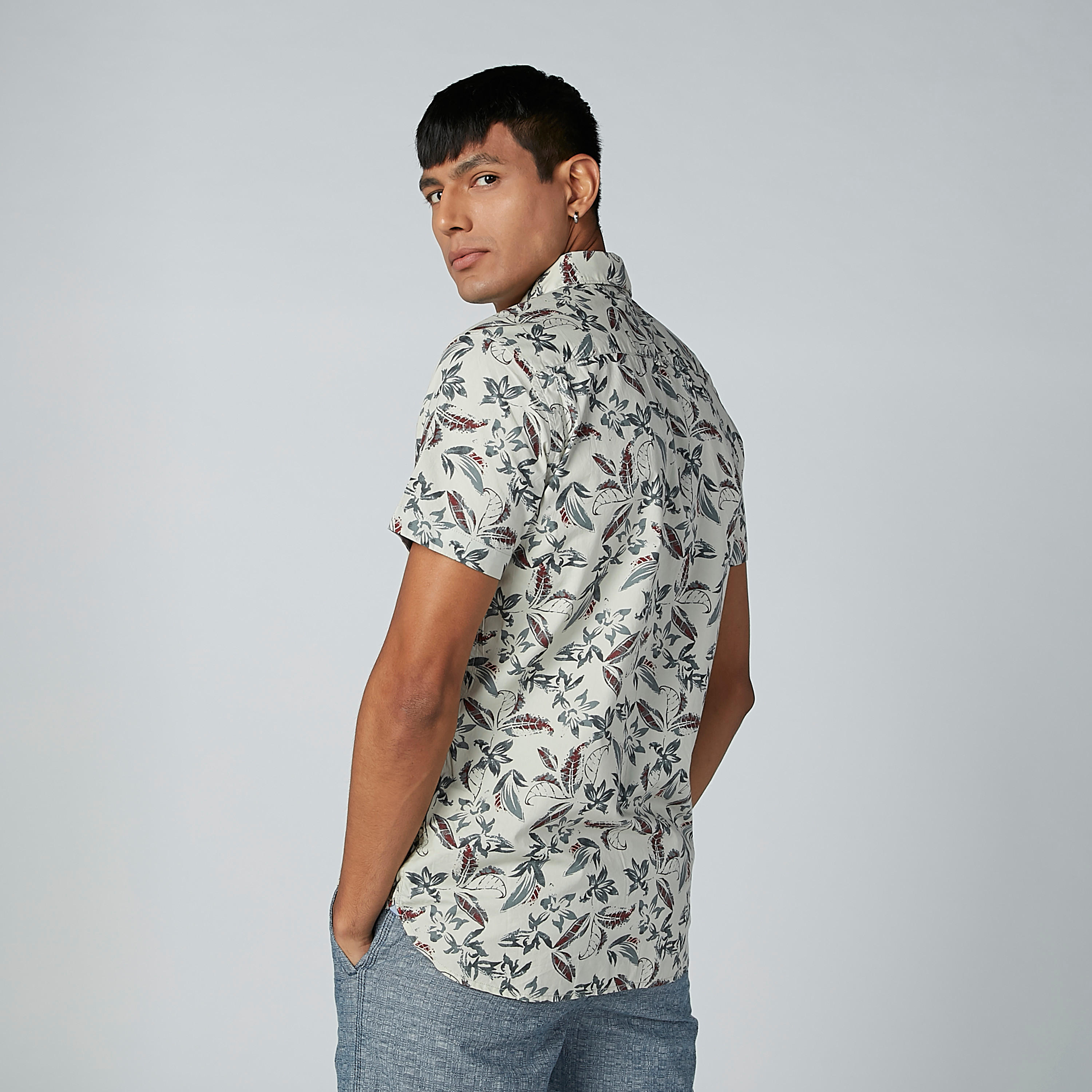 قميص بنقش مطبوع وأكماما قصيرة من بيينج هيومان-men-clothing-shirts-image-3