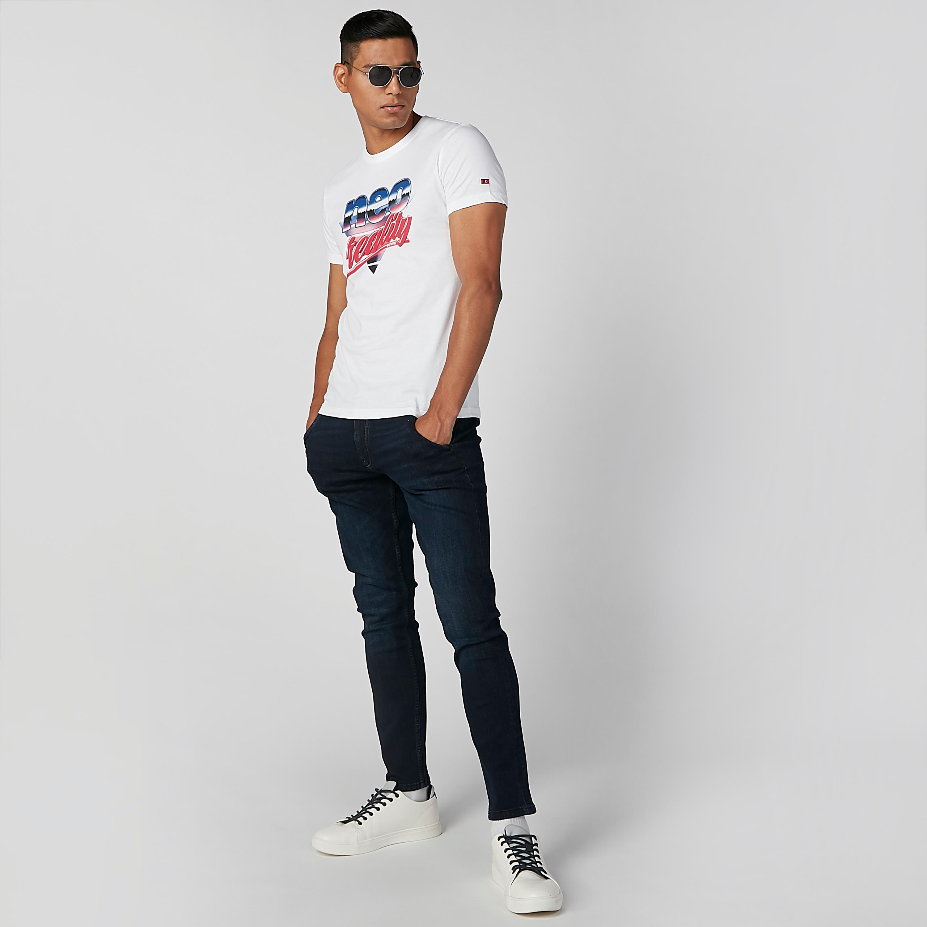 تيشيرت بياقة ضيّقة وأكمام قصيرة وطبعات بيينج هيومان-men-clothing-tshirtsandpolos-tshirts-image-2