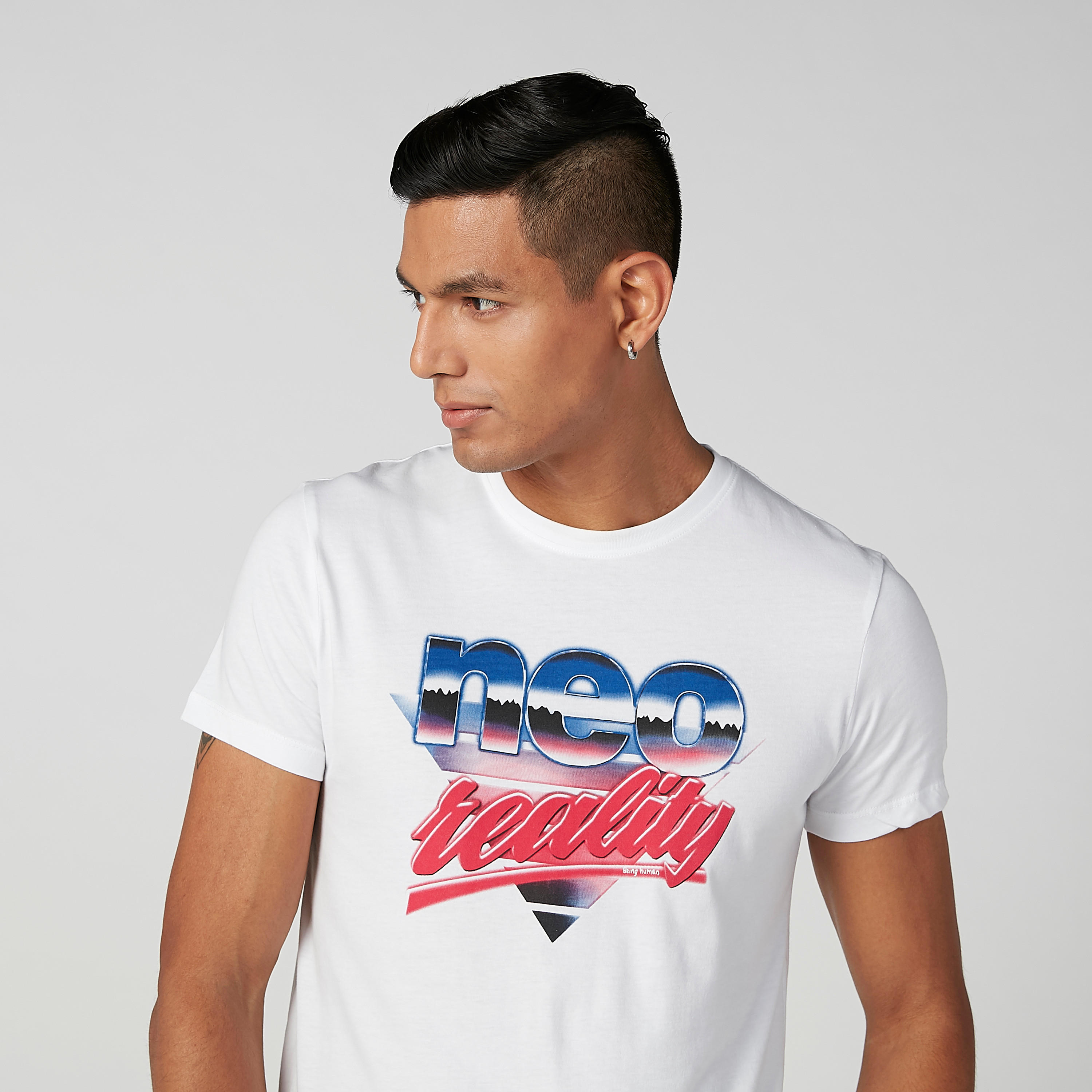 تيشيرت بياقة ضيّقة وأكمام قصيرة وطبعات بيينج هيومان-men-clothing-tshirtsandpolos-tshirts-image-4