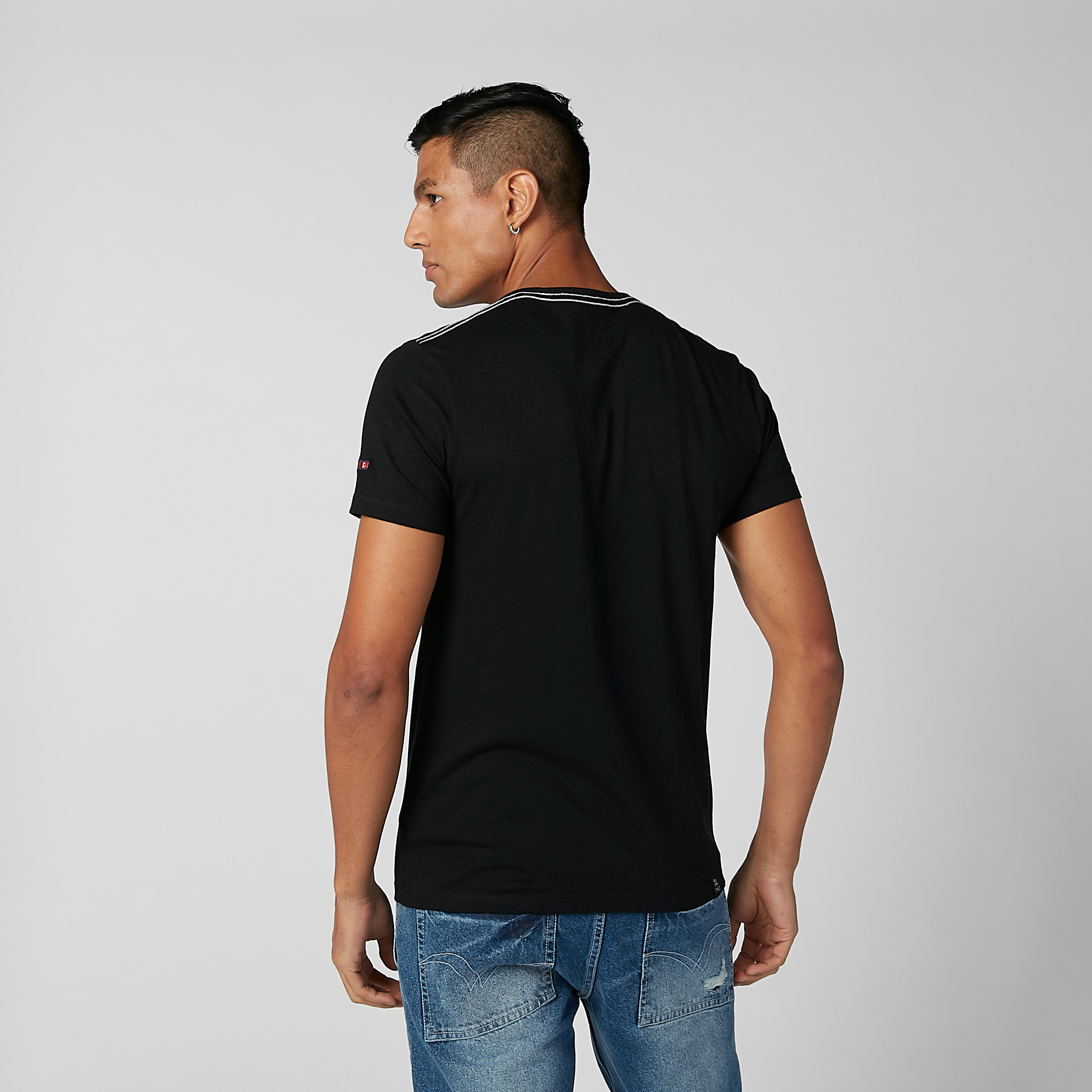 تيشيرت بياقة مستديرة وأكمام قصيرة وطبعات جرافيك من بيينج هيومان-men-clothing-tshirtsandpolos-tshirts-image-1