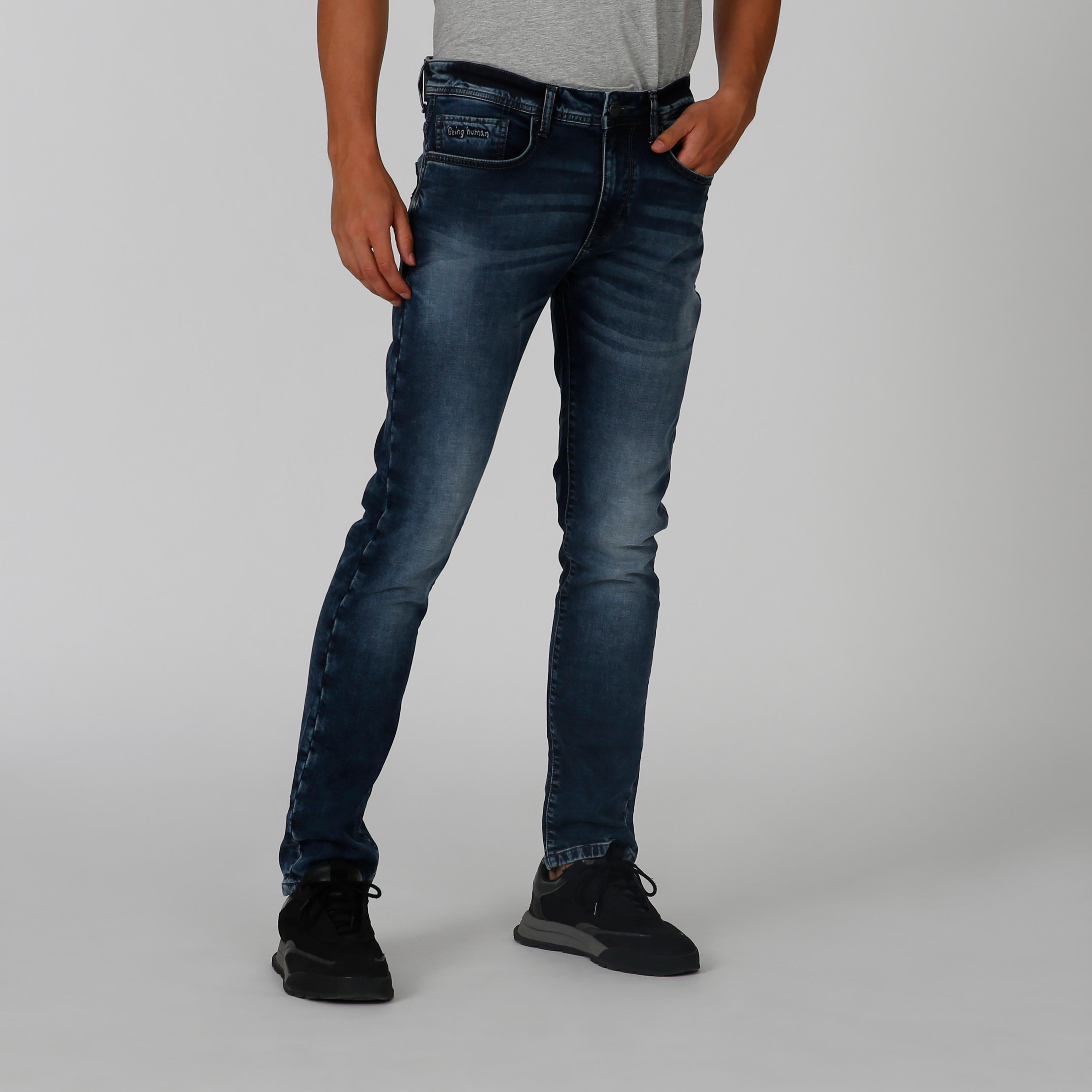 بنطلون جينز سليم سادة بخصر متوسط الارتفاع وجيوب من بيينج هيومان-men-clothing-bottoms-jeans-image-1