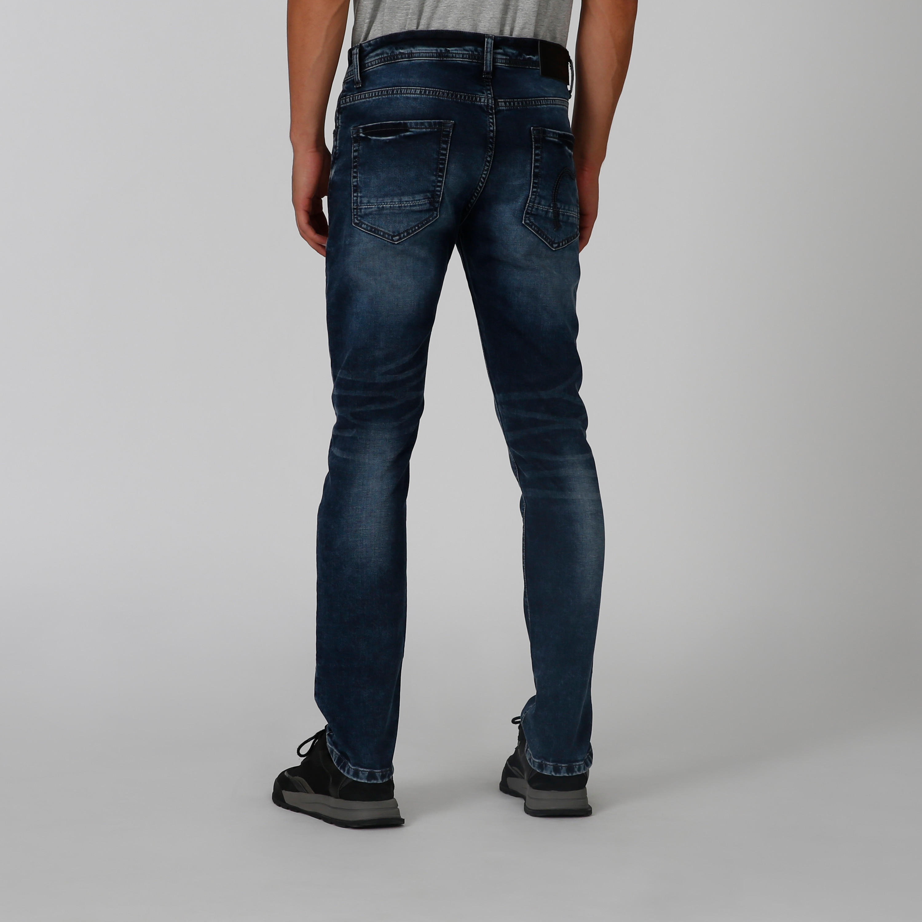 بنطلون جينز سليم سادة بخصر متوسط الارتفاع وجيوب من بيينج هيومان-men-clothing-bottoms-jeans-image-2