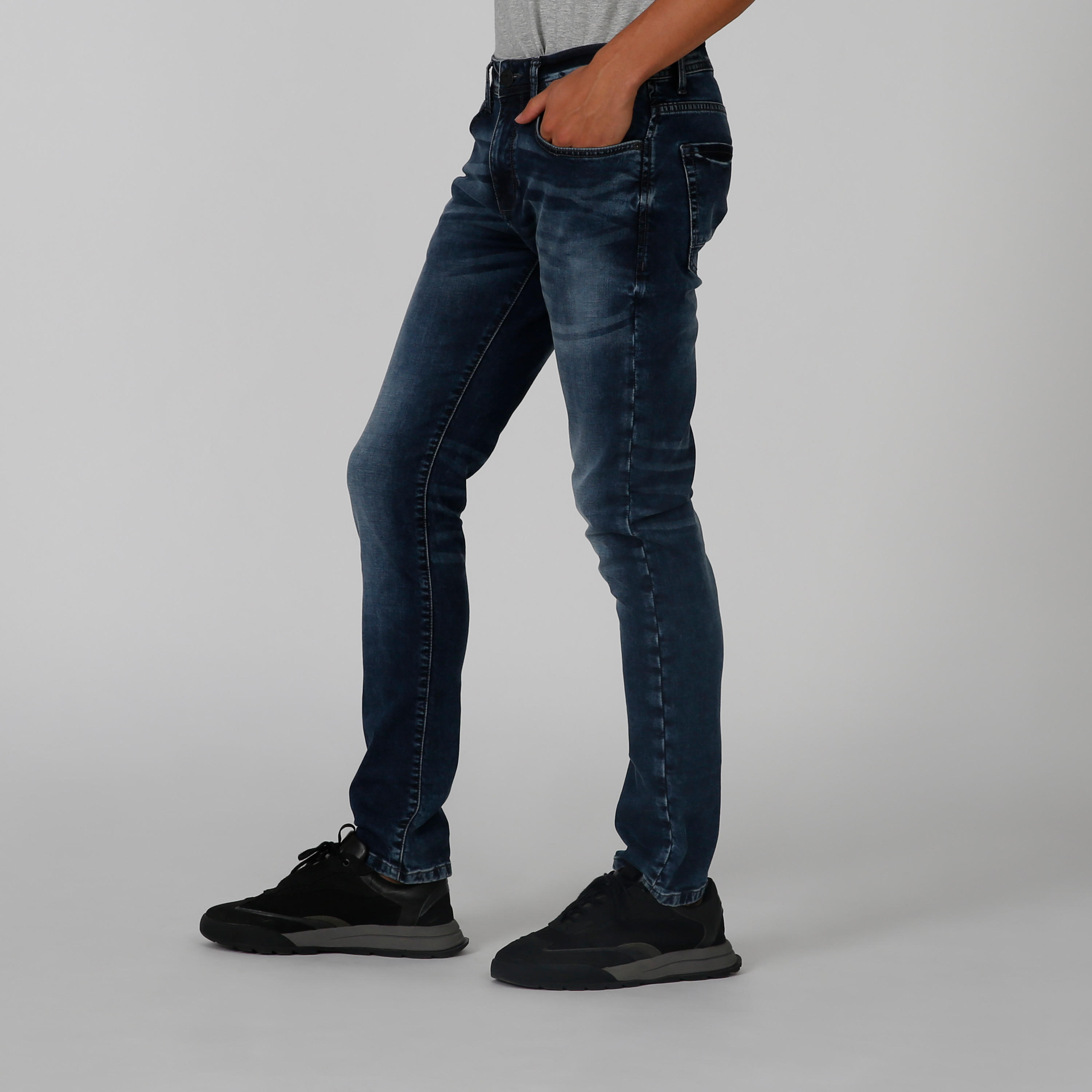 بنطلون جينز سليم سادة بخصر متوسط الارتفاع وجيوب من بيينج هيومان-men-clothing-bottoms-jeans-image-4