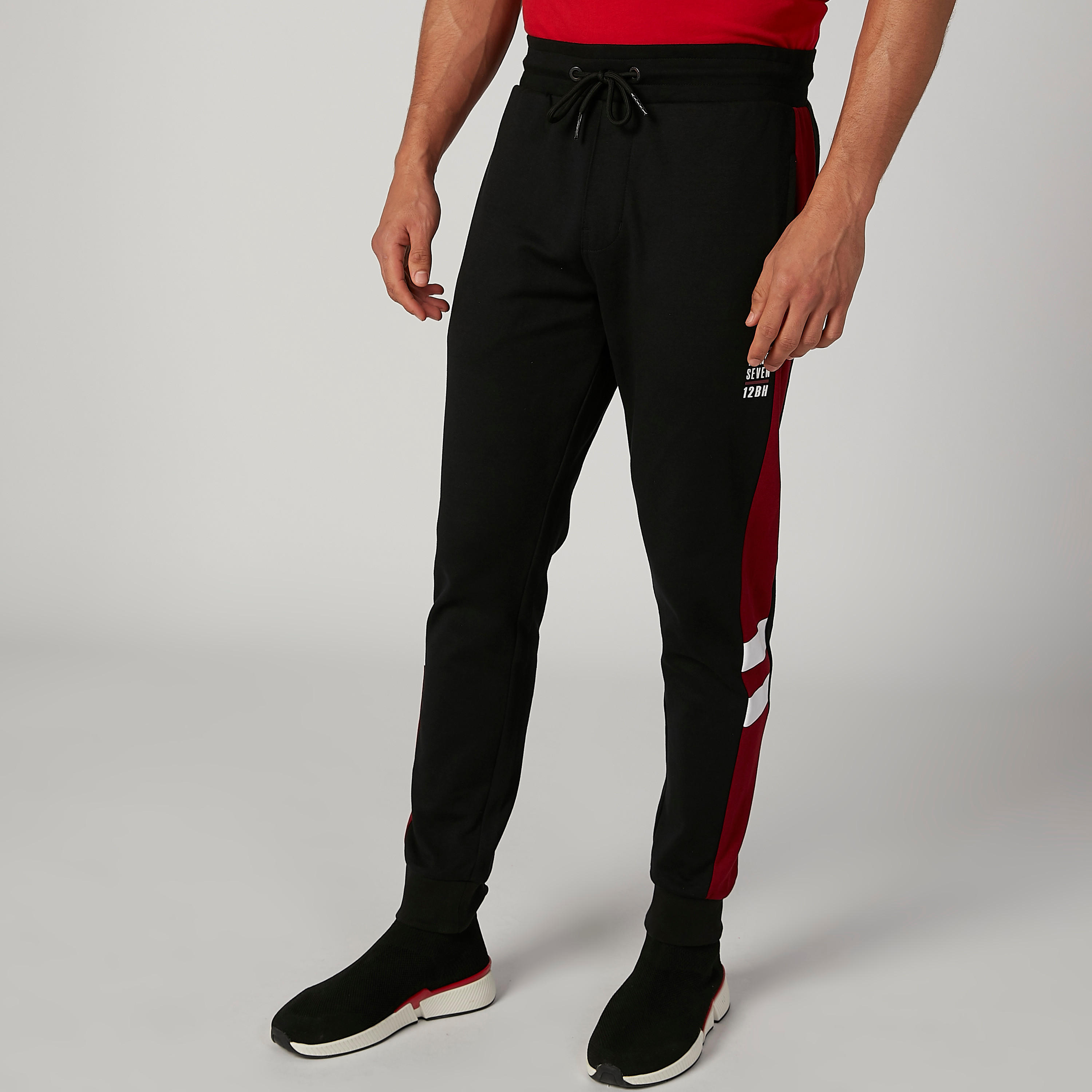 بنطلون رياضي بطبعات وارتفاع متوسط وخصر مطاطي ورباط-men-clothing-bottoms-joggers-image-1
