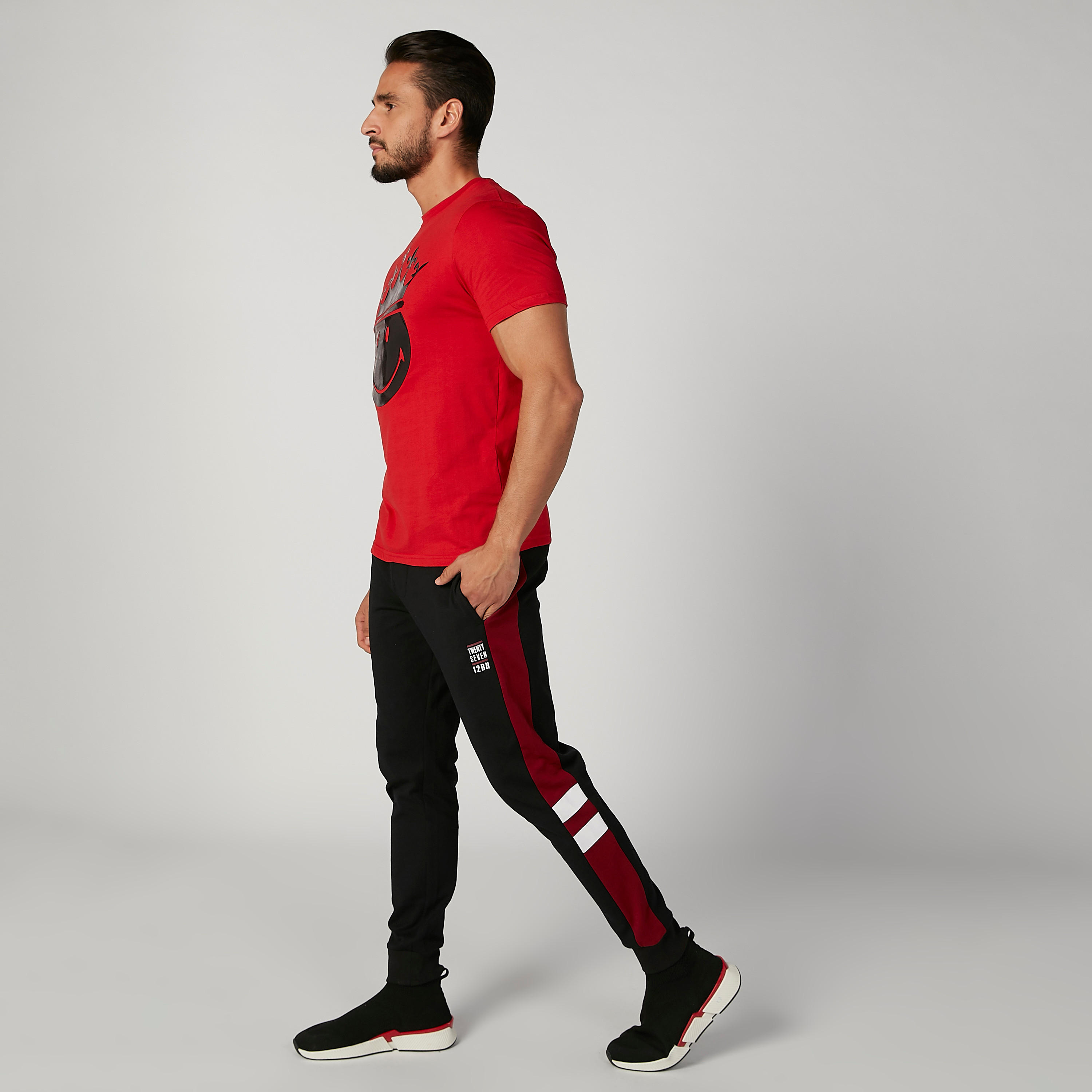بنطلون رياضي بطبعات وارتفاع متوسط وخصر مطاطي ورباط-men-clothing-bottoms-joggers-image-4