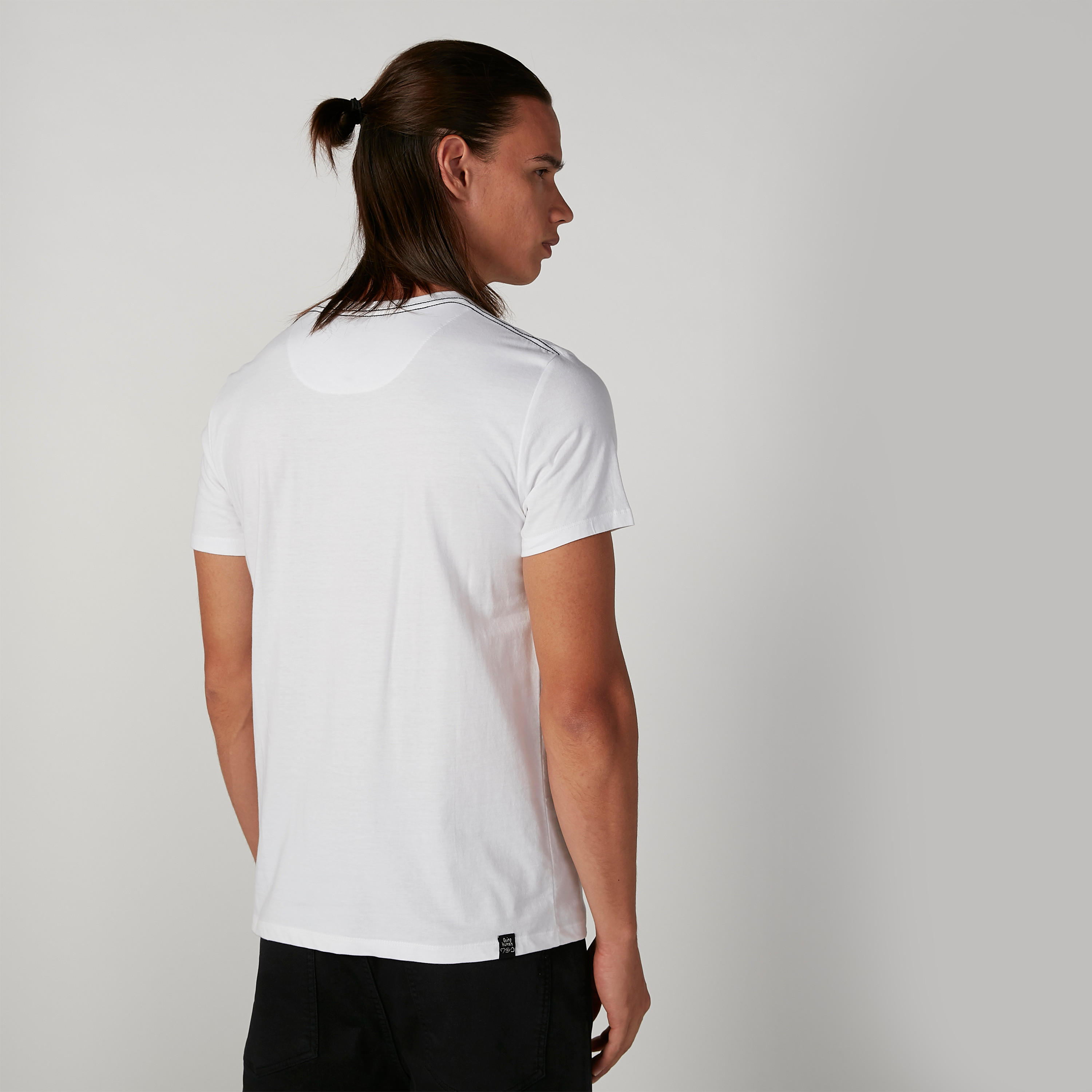 تيشيرت بياقة ضيّقة وأكمام قصيرة وطبعات بيينج هيومان-men-clothing-tshirtsandpolos-tshirts-image-3
