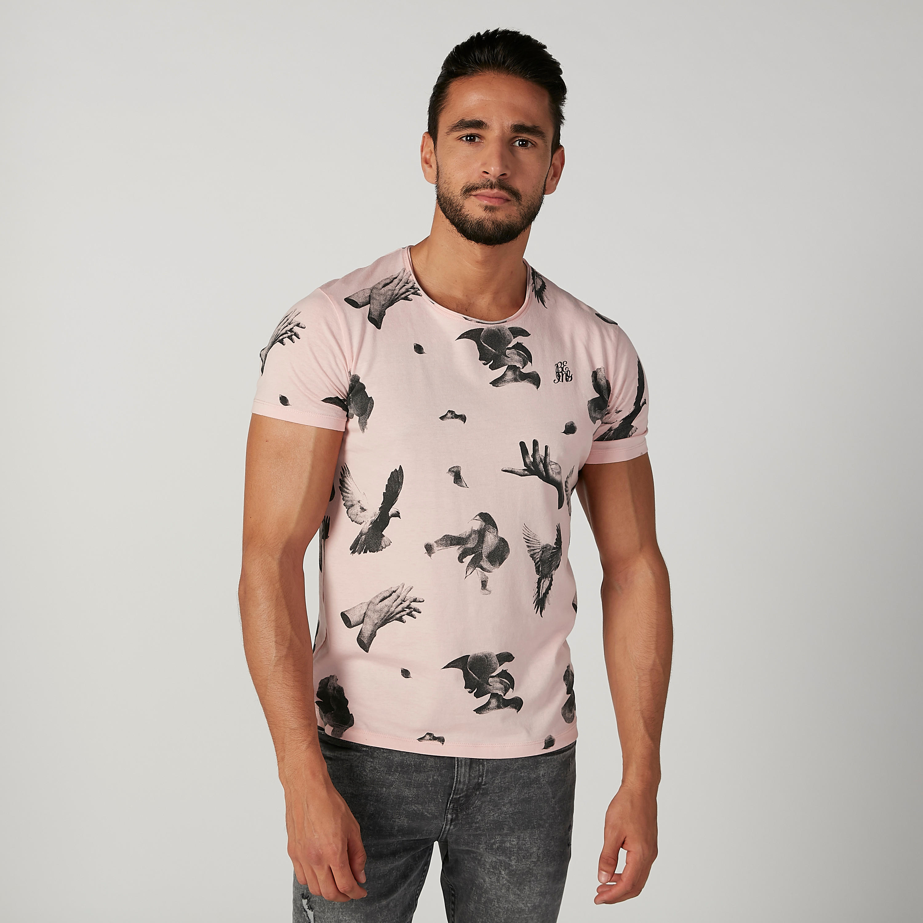 تيشيرت بياقة ضيّقة وأكمام قصيرة وطبعات بيينج هيومان-men-clothing-tshirtsandpolos-tshirts-image-1
