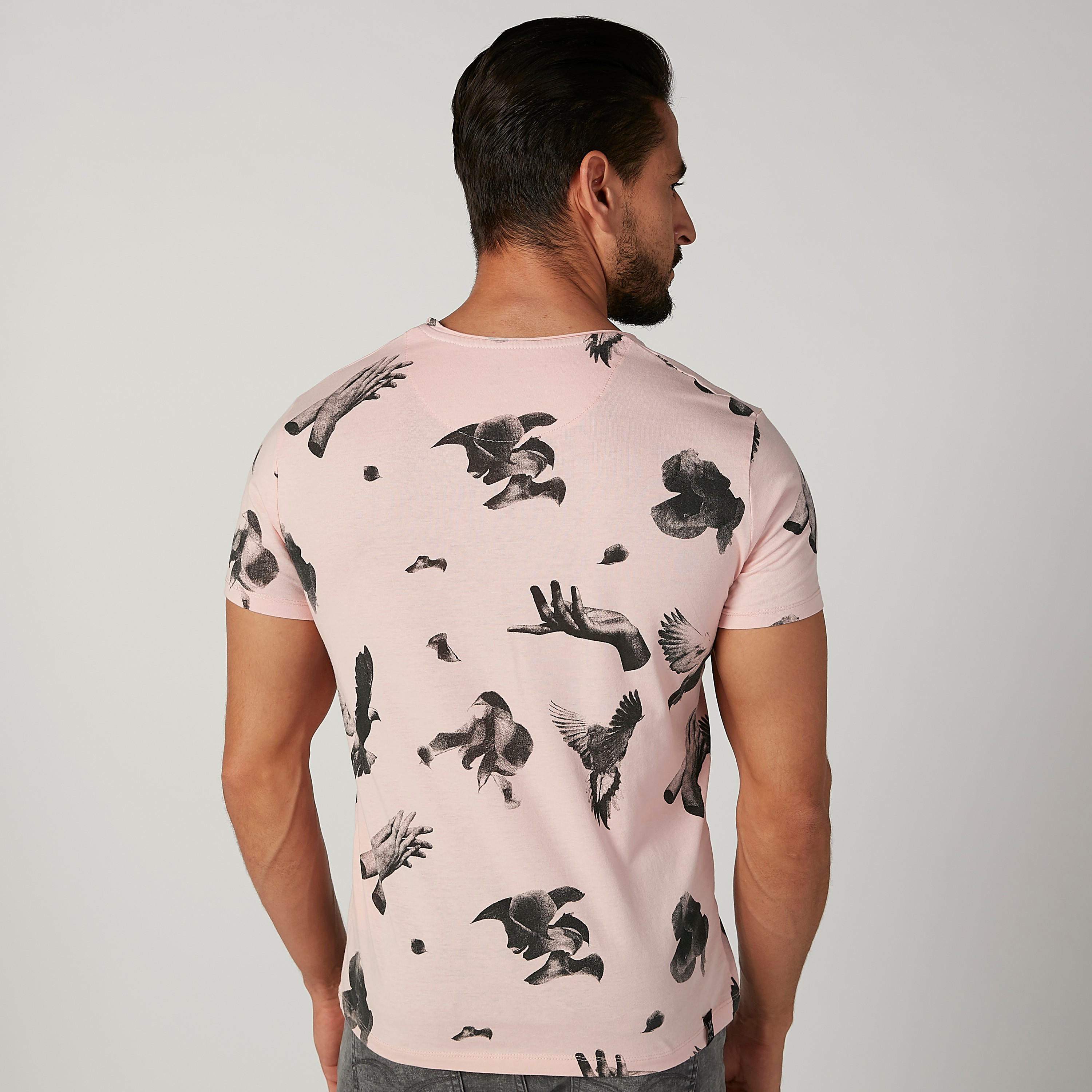 تيشيرت بياقة ضيّقة وأكمام قصيرة وطبعات بيينج هيومان-men-clothing-tshirtsandpolos-tshirts-image-2