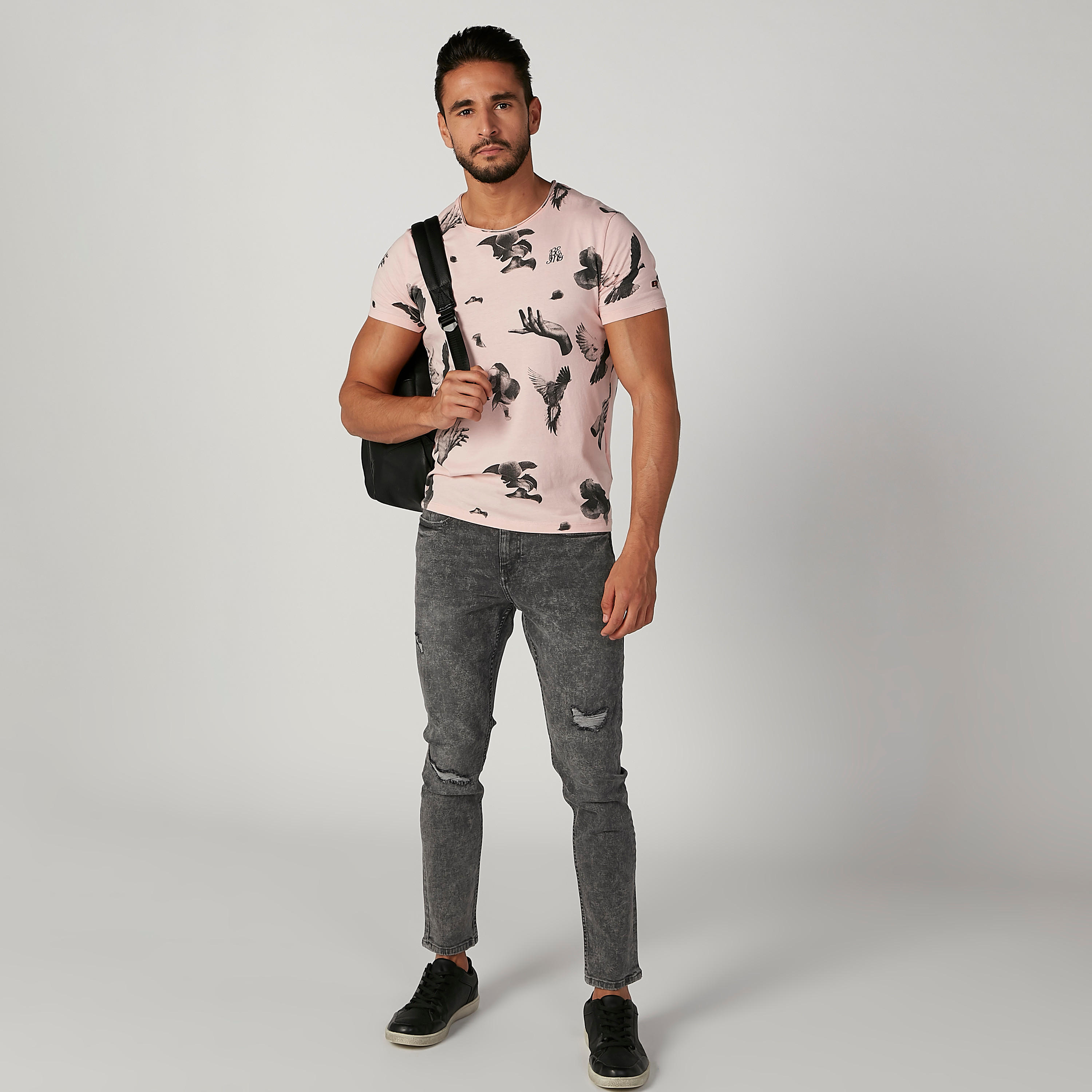 تيشيرت بياقة ضيّقة وأكمام قصيرة وطبعات بيينج هيومان-men-clothing-tshirtsandpolos-tshirts-image-4