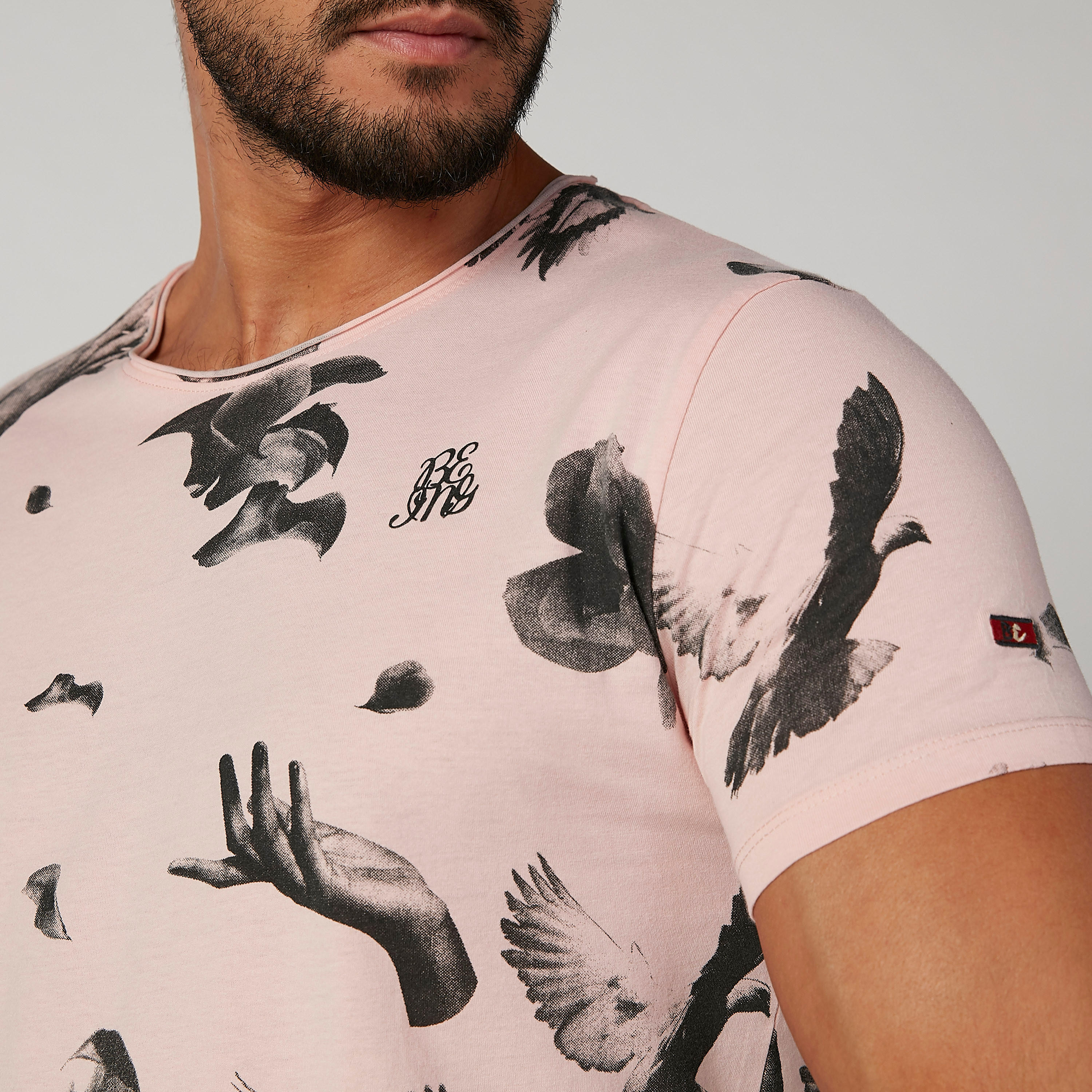 تيشيرت بياقة ضيّقة وأكمام قصيرة وطبعات بيينج هيومان-men-clothing-tshirtsandpolos-tshirts-image-5