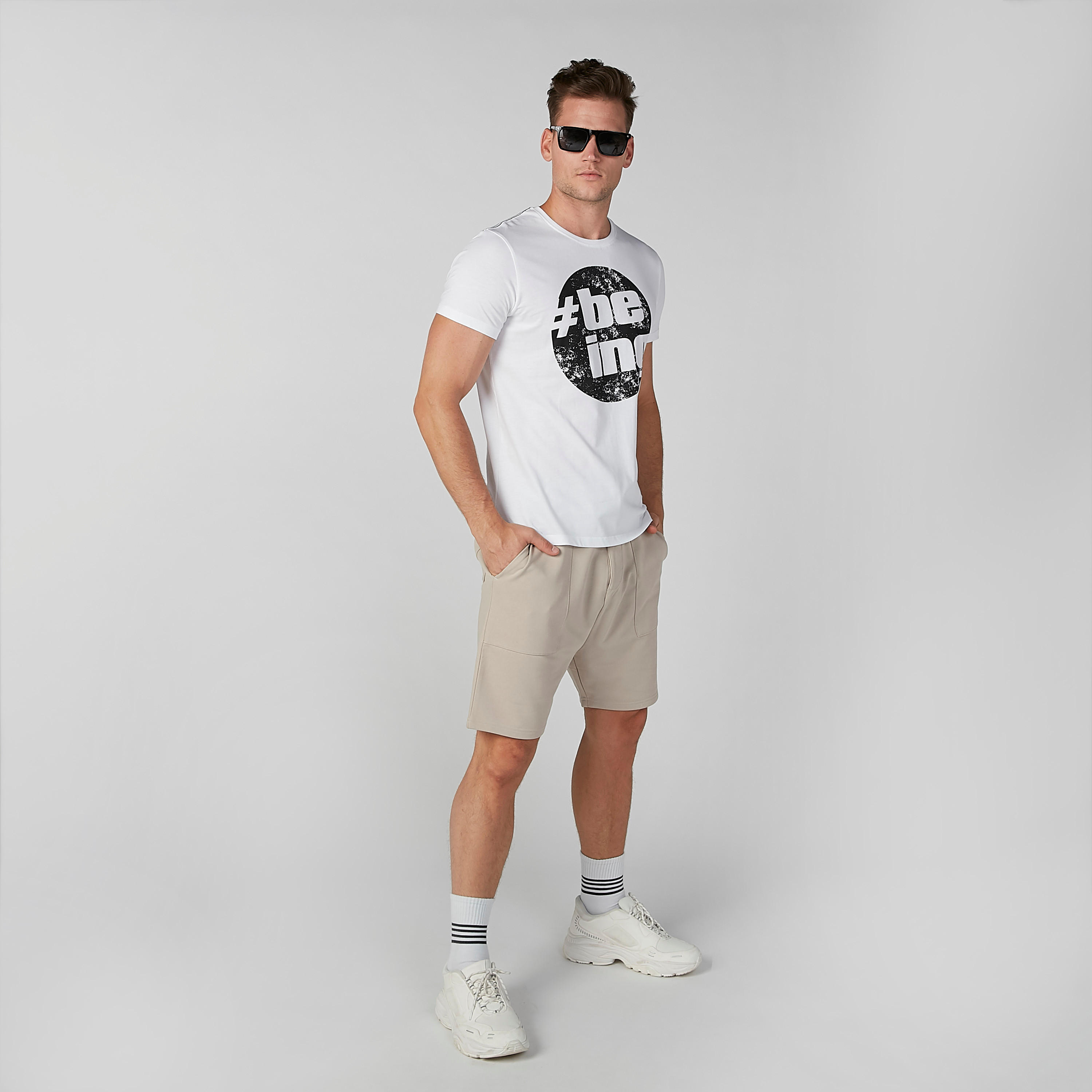 تيشيرت بياقة ضيّقة وأكمام قصيرة وطبعات بيينج هيومان-men-clothing-tshirtsandpolos-tshirts-image-1