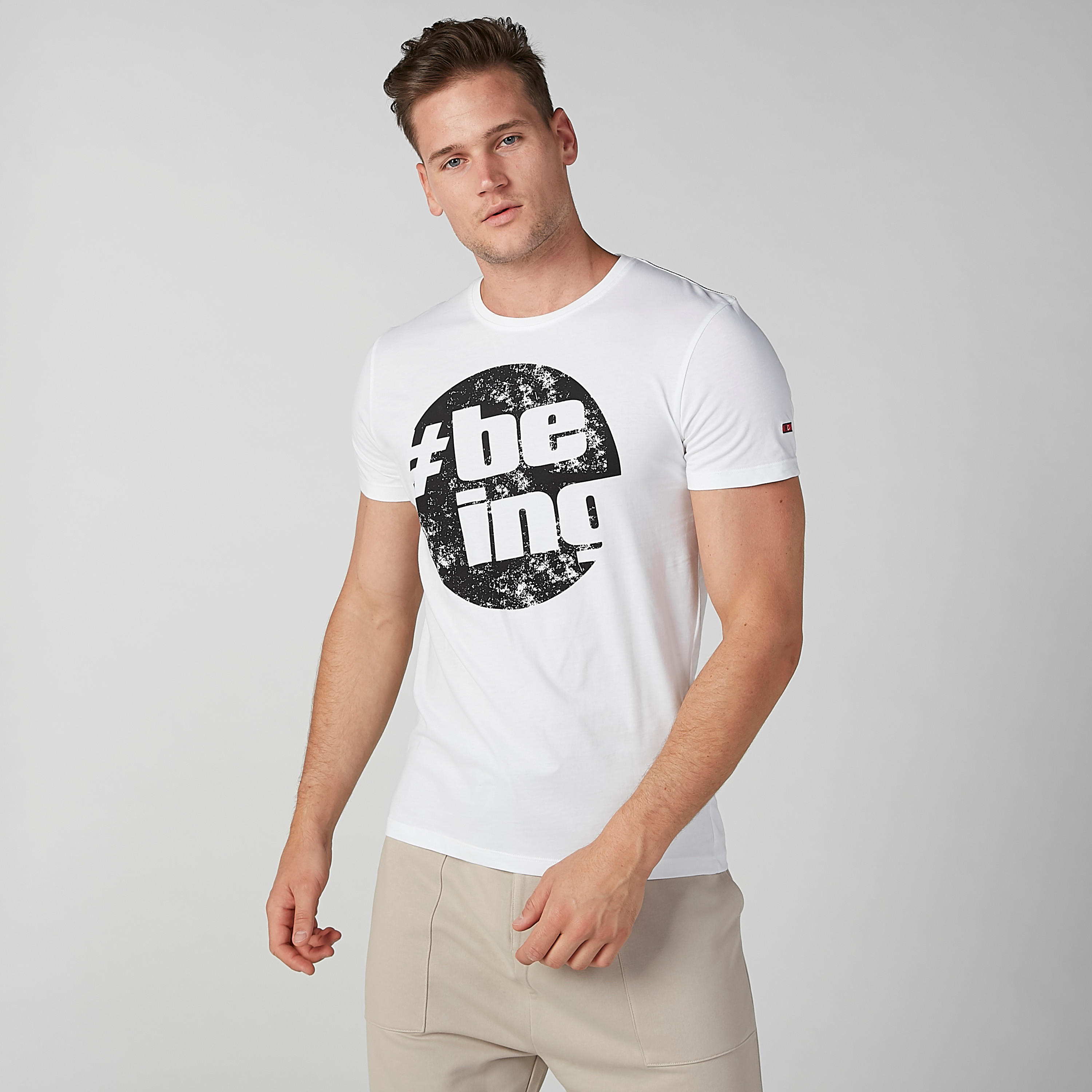 تيشيرت بياقة ضيّقة وأكمام قصيرة وطبعات بيينج هيومان-men-clothing-tshirtsandpolos-tshirts-image-2