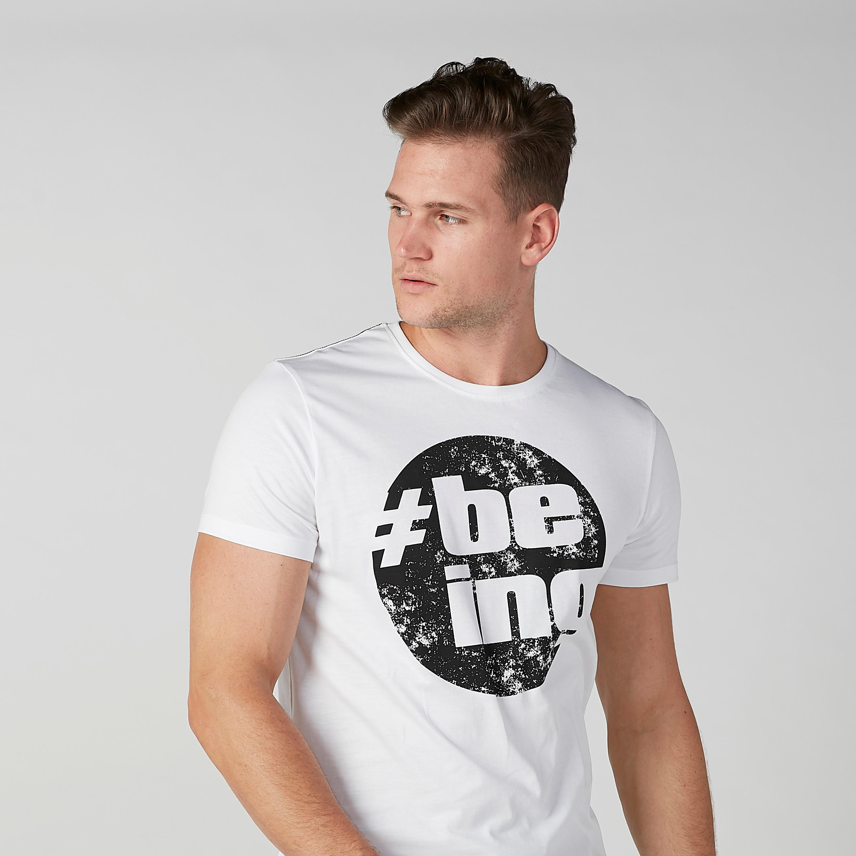 تيشيرت بياقة ضيّقة وأكمام قصيرة وطبعات بيينج هيومان-men-clothing-tshirtsandpolos-tshirts-image-4