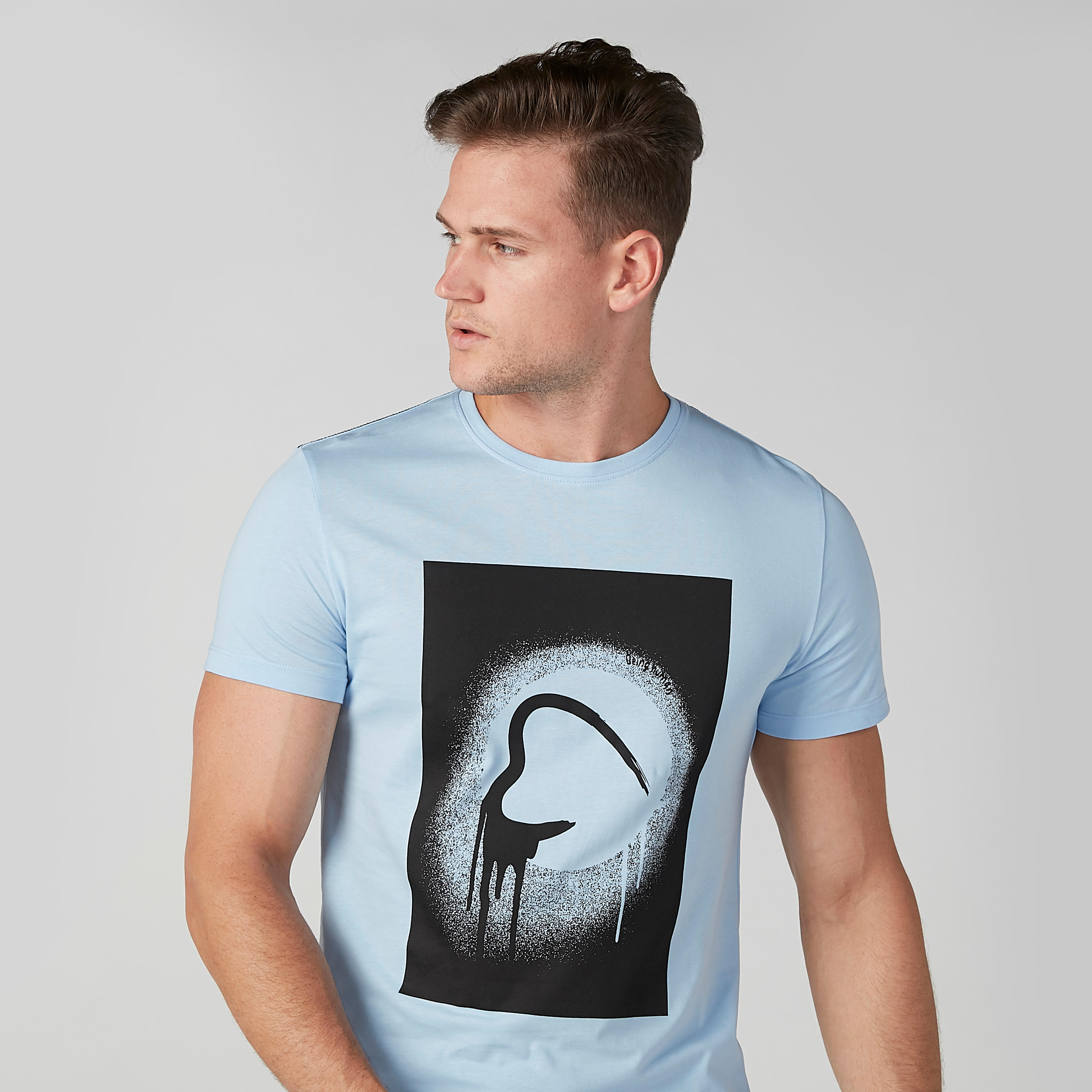تيشيرت بياقة ضيّقة وأكمام قصيرة وطبعات بيينج هيومان-men-clothing-tshirtsandpolos-tshirts-image-2