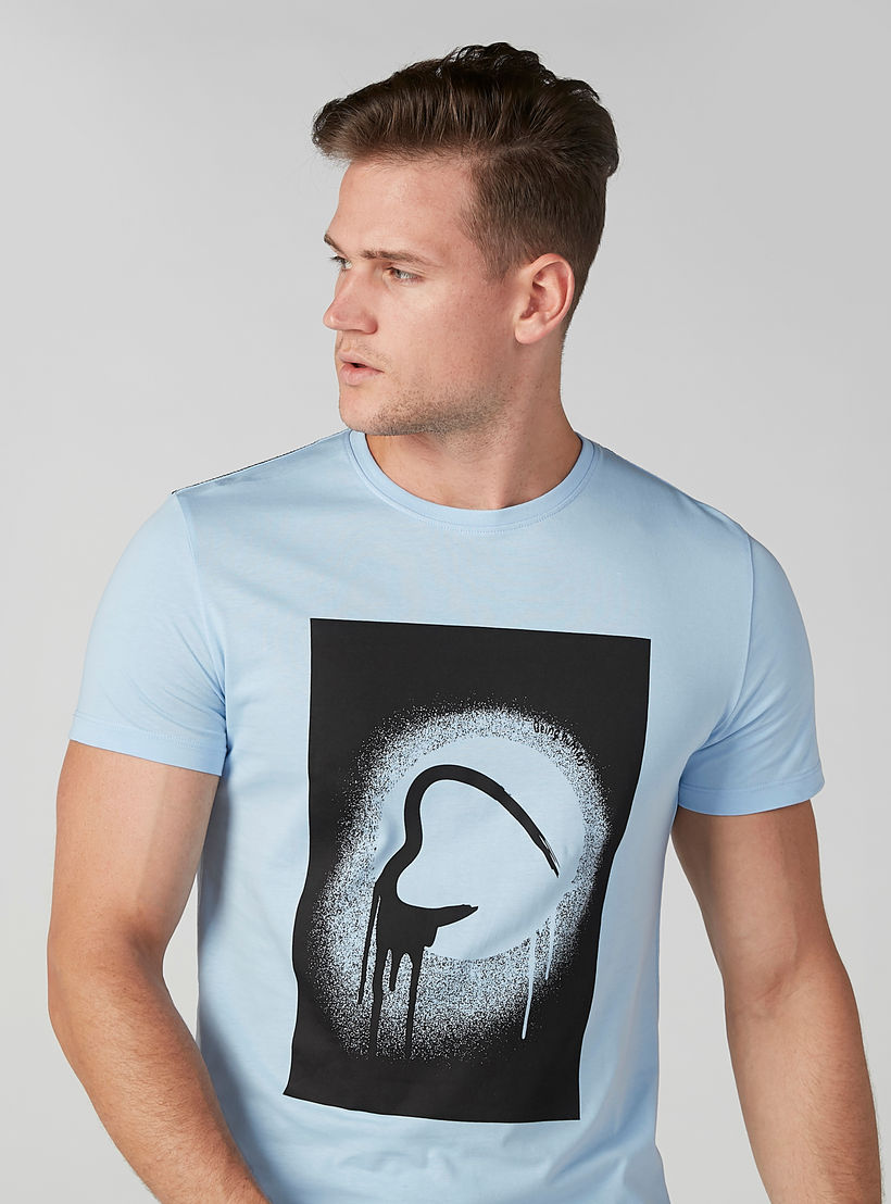 تيشيرت بياقة ضيّقة وأكمام قصيرة وطبعات بيينج هيومان-men-clothing-tshirtsandpolos-tshirts-image-2