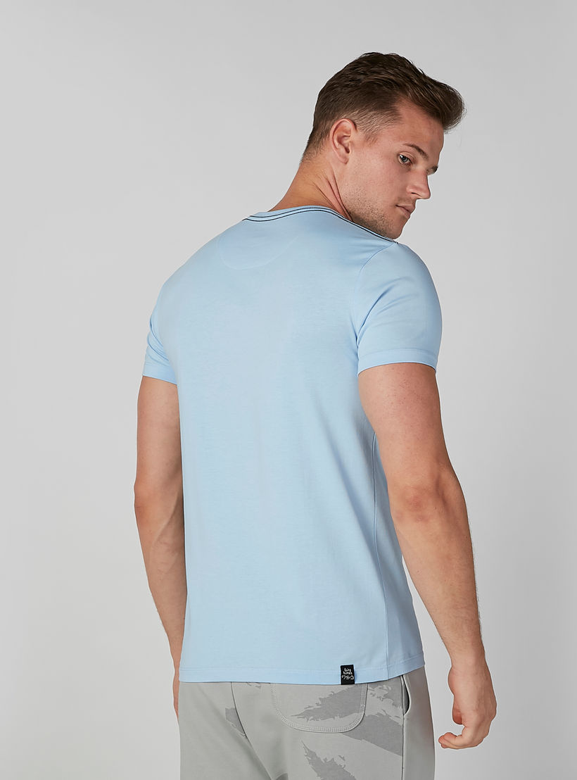 تيشيرت بياقة ضيّقة وأكمام قصيرة وطبعات بيينج هيومان-men-clothing-tshirtsandpolos-tshirts-image-1
