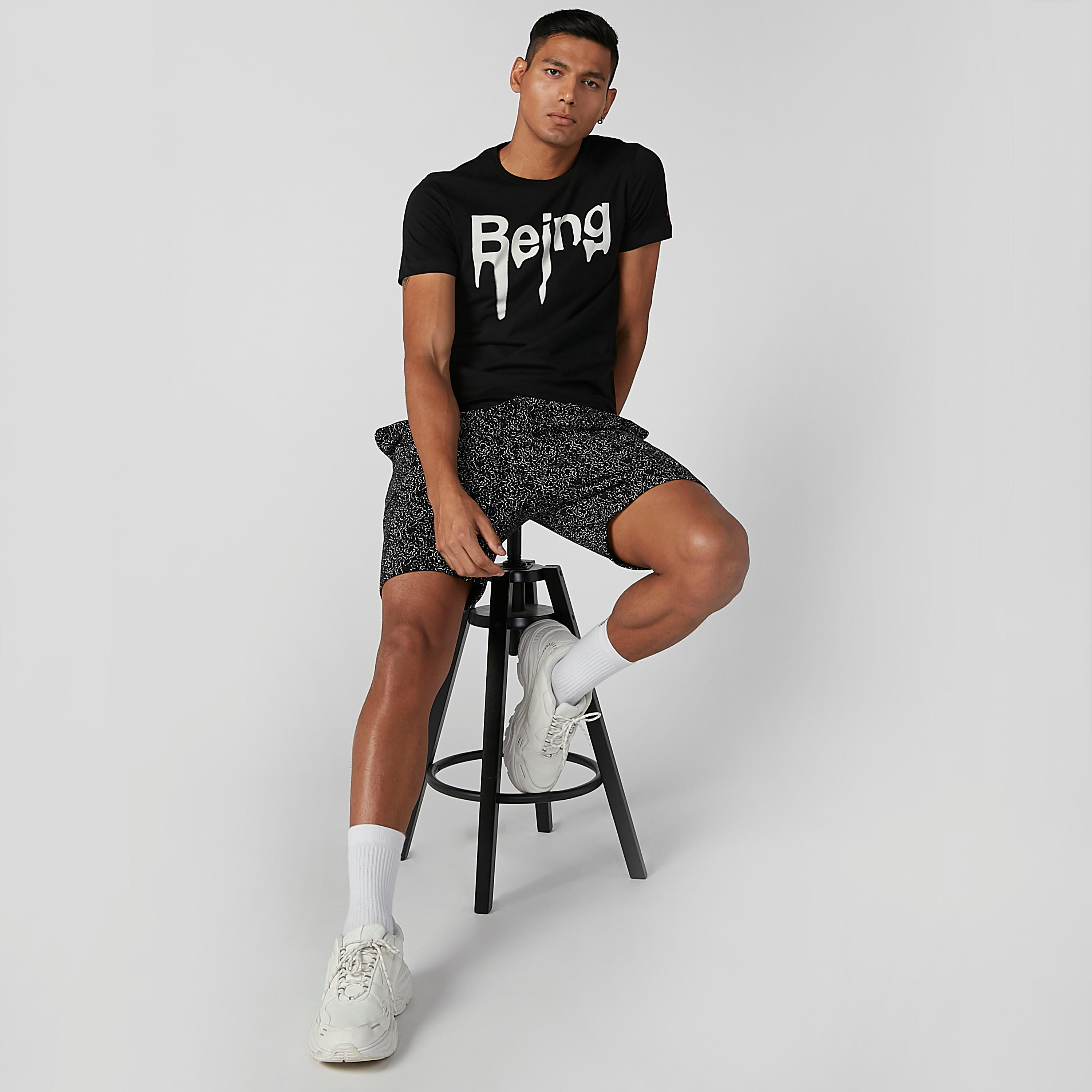تيشيرت بياقة ضيّقة وأكمام قصيرة وطبعات بيينج هيومان-men-clothing-tshirtsandpolos-tshirts-image-1