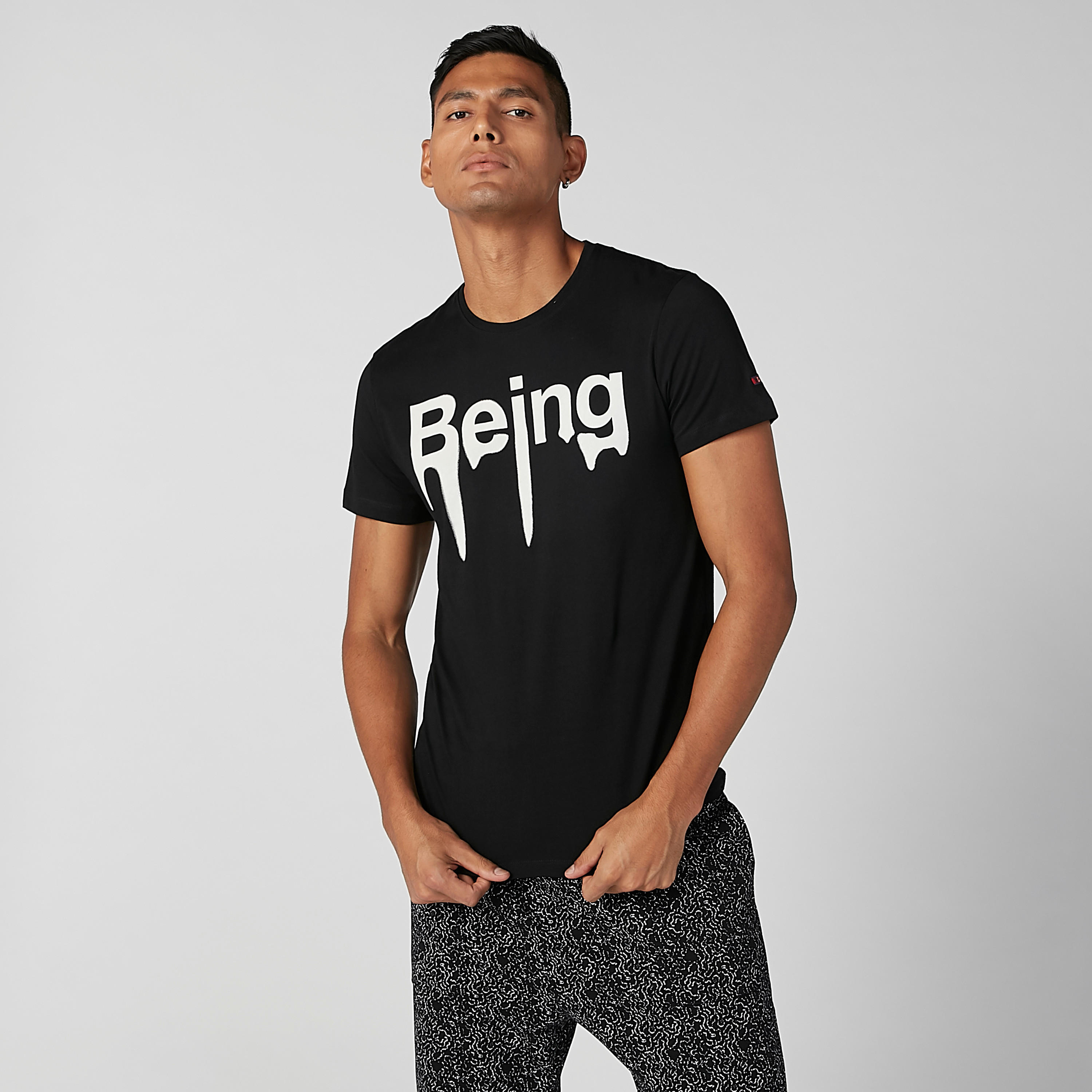 تيشيرت بياقة ضيّقة وأكمام قصيرة وطبعات بيينج هيومان-men-clothing-tshirtsandpolos-tshirts-image-2