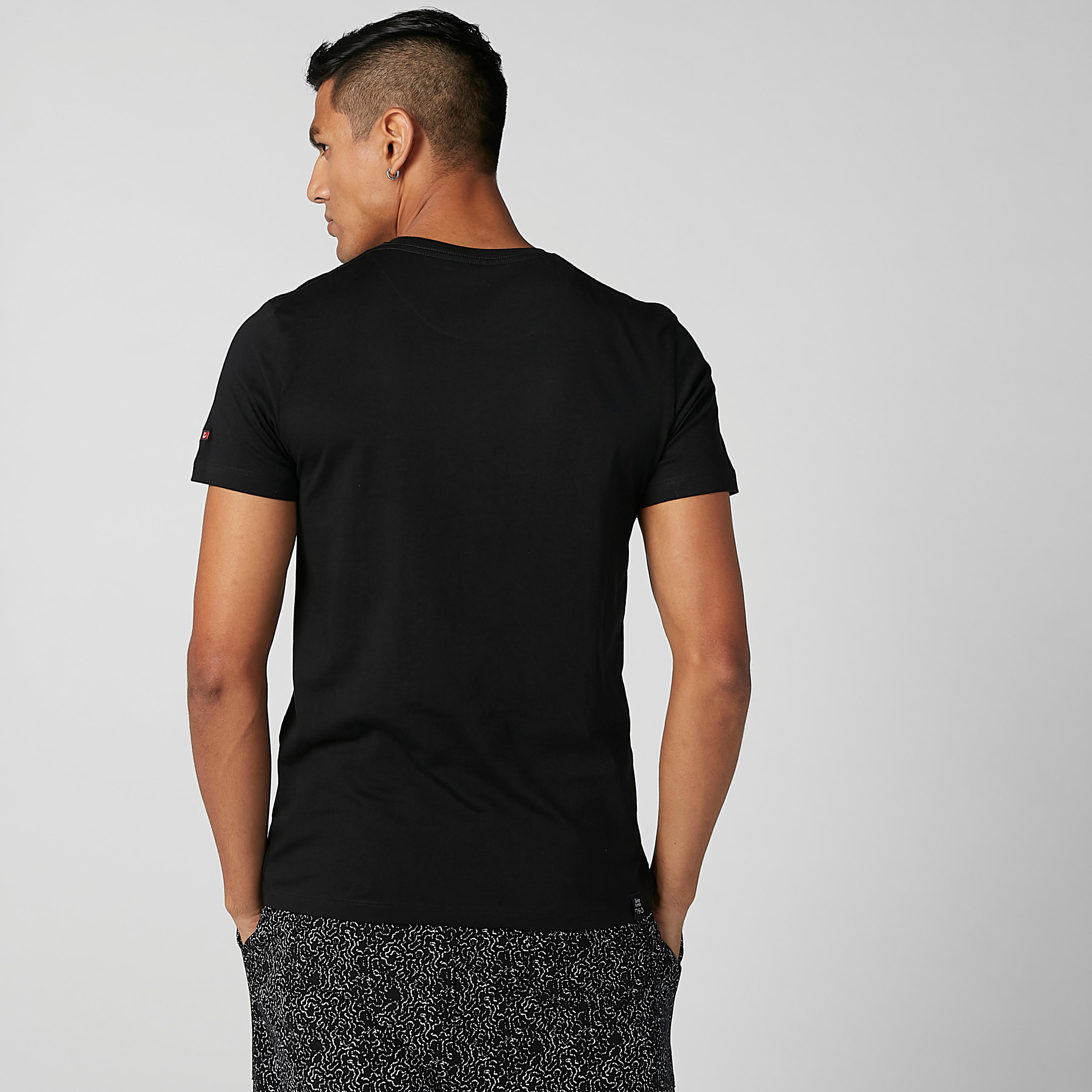 تيشيرت بياقة ضيّقة وأكمام قصيرة وطبعات بيينج هيومان-men-clothing-tshirtsandpolos-tshirts-image-4